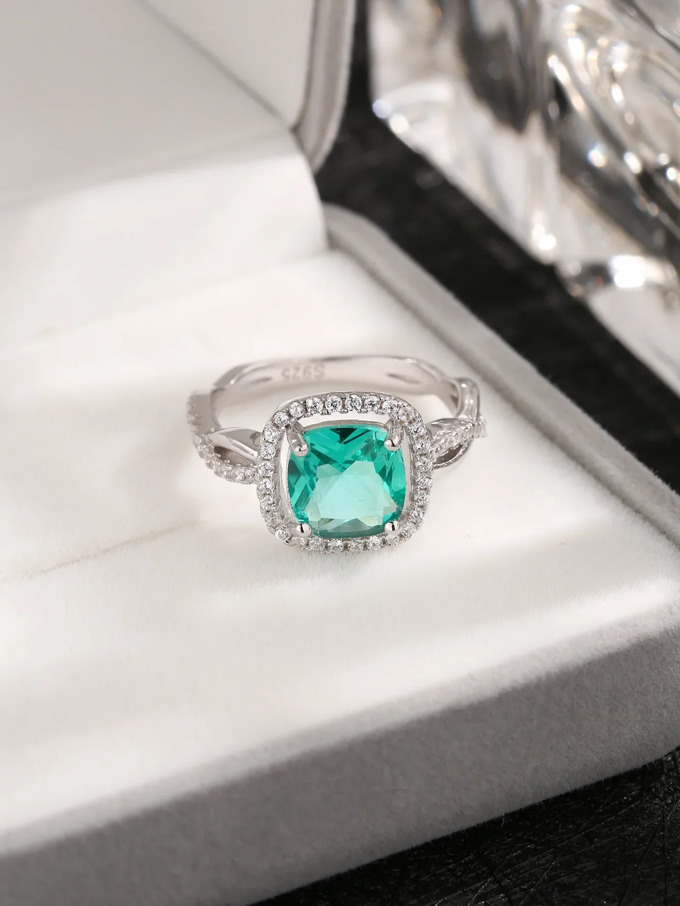 Factory New Sterling 925 Silver Women Ring with Emerald Little Shining Zircon Elegant Vintage Style for Party or as a Gift