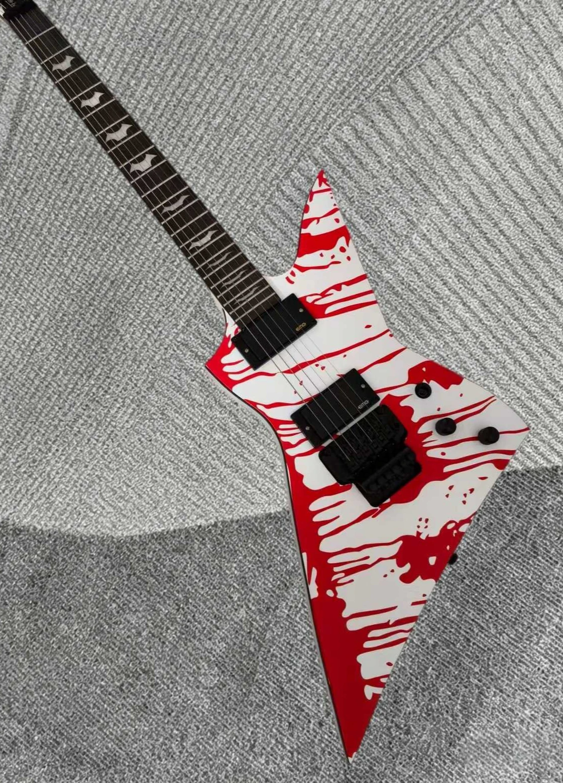 6-string Offset Body Electric Guitar,White Red Blood Splatter Graphic,Ebony Fingerboard,22 Frets, Active Pickups, 9v Battery Box