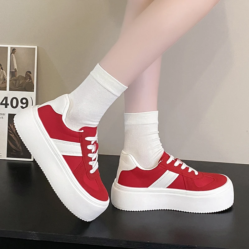 شانغ شي سميكة سوليد قليلا طويل القامة 6 سنتيمتر طويل القامة حذاء أبيض للنساء 2025 صيف جديد تنوعا تنفس أحذية نسائية عادية