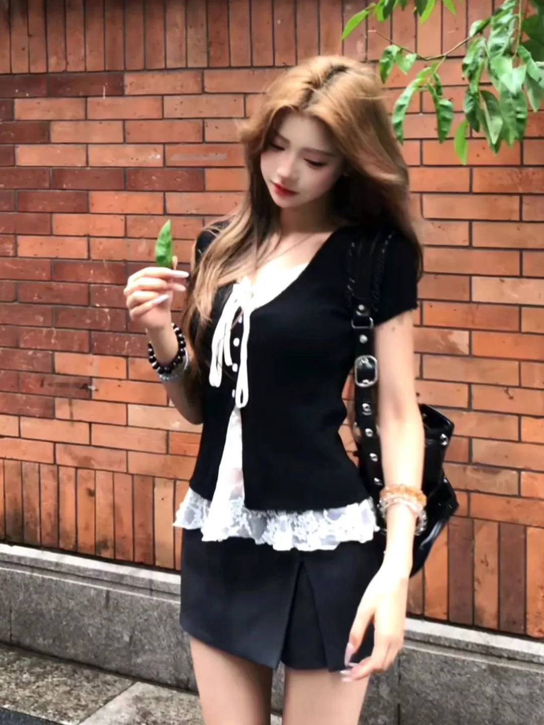 

Korean Sle Pure Desire Spicy Girl Fake Two-Piece V-Ne ort Sve T-irt Women Summer Lace Splice Slimming Top