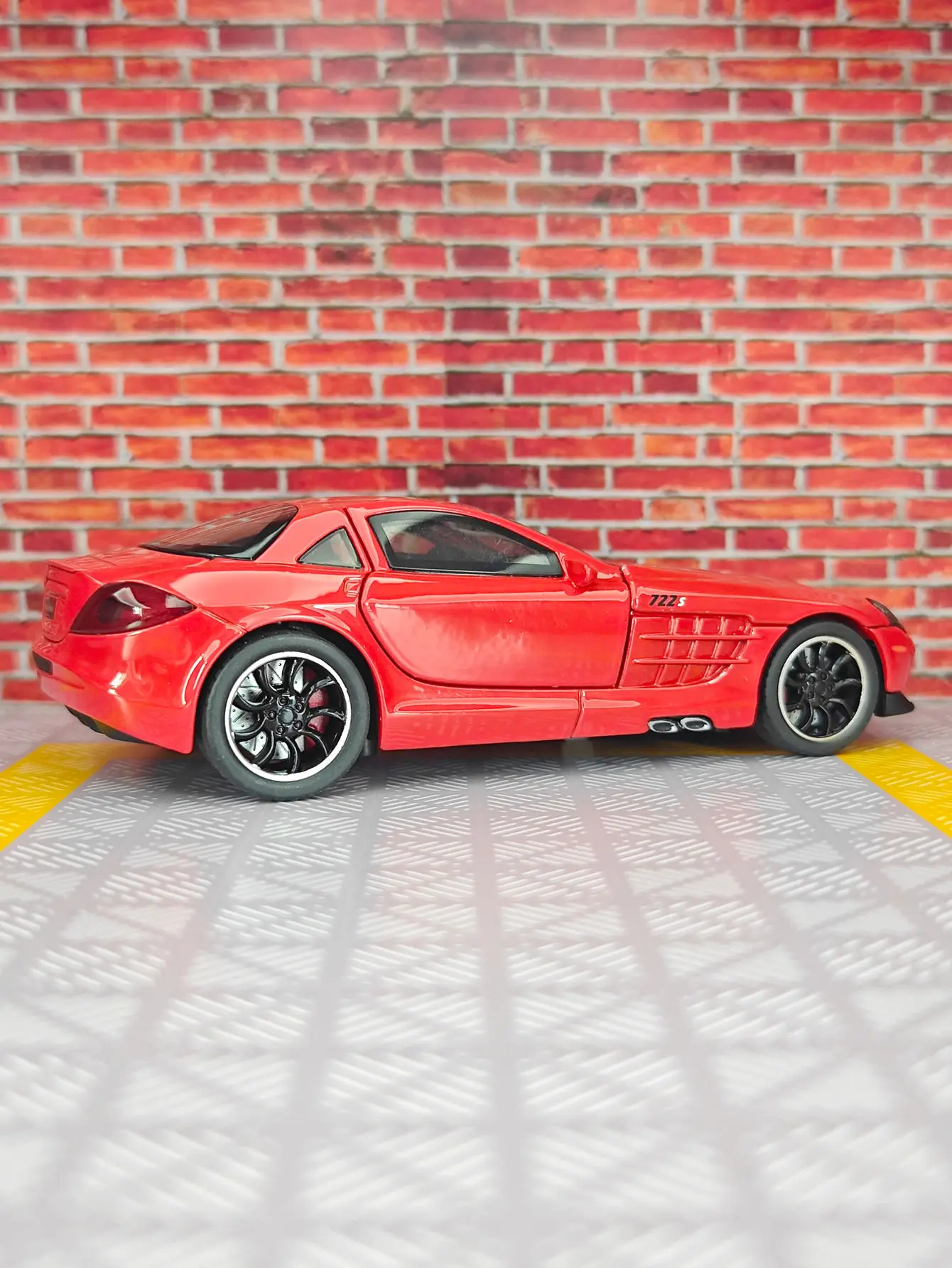 1:32 Mercedes Benz SLR modelo de coche de aleación ornamento, puertas y capó de motor, el maletero se puede abrir, regalo de coche de juguete para niños