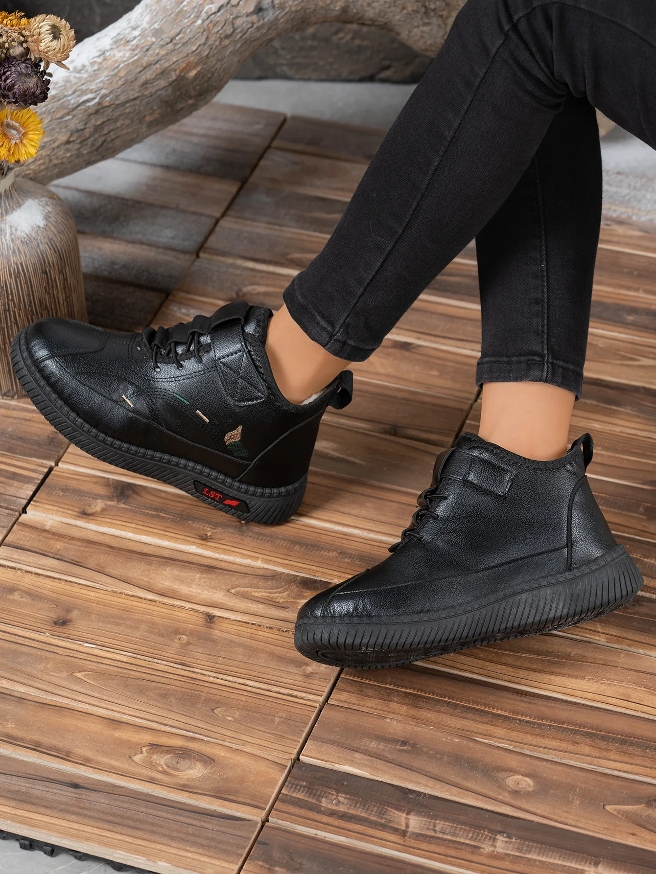 2026 Winter Damen Fleece-Gefütterte Leder-Stiefeletten Klettverschluss Stickerei Rutschfeste Weiche Gummisohle Warme Freizeitstiefel – Detail 19