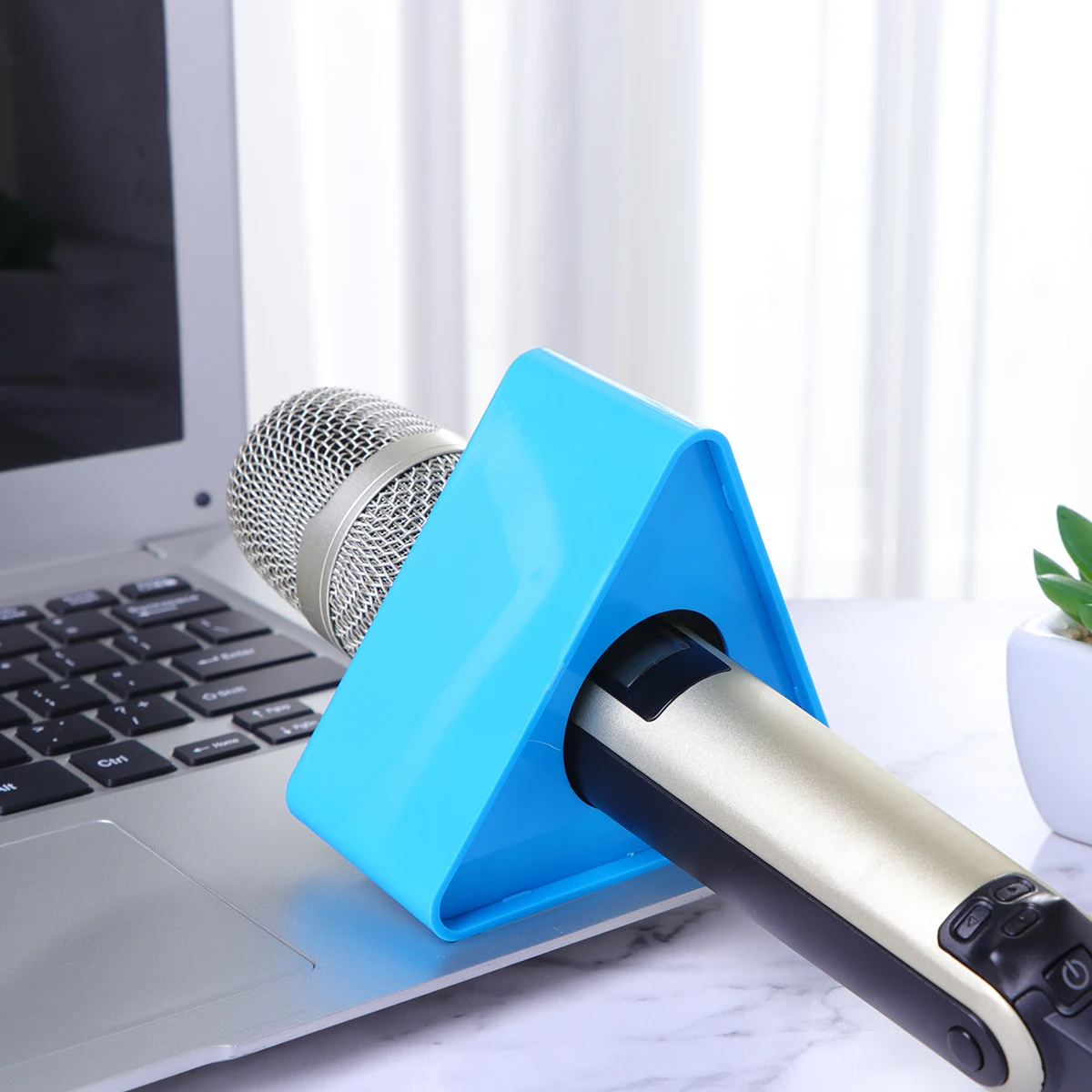 

Microphone Marks Professional Interview Logo Stand Microphone Protector for Reporters (Triangle )