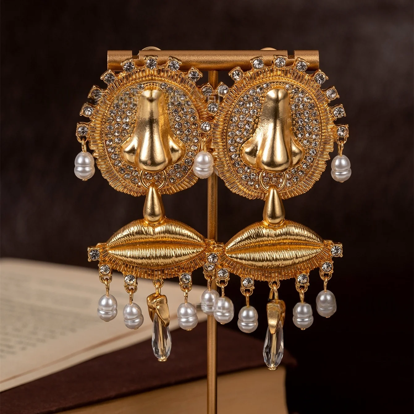 

Light luxury, fashionable and exaggerated vintage earrings