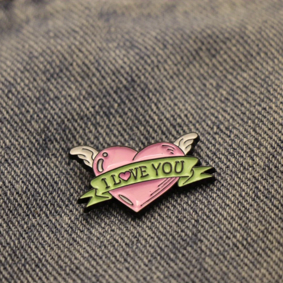 Trendy and Fashionable Personality Brooch with "I Love You" Design, Suitable for Men and Women to Match Clothing and Backpacks.