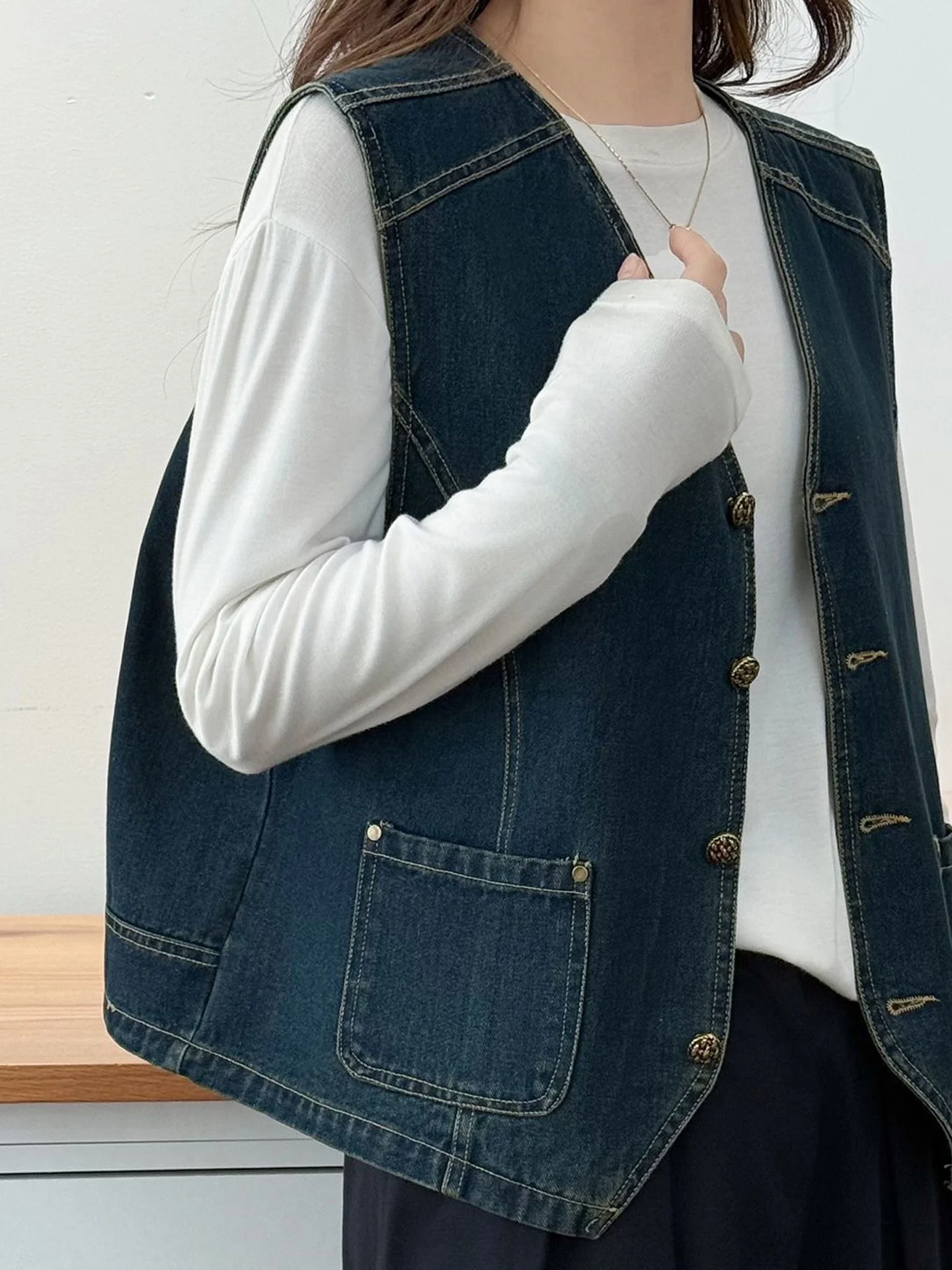 Slimming Denim Vest Women's Fashion Outerwear Shoulder Pad Design Breathable V-Neck Casual Style Comfortable Medium Warmth