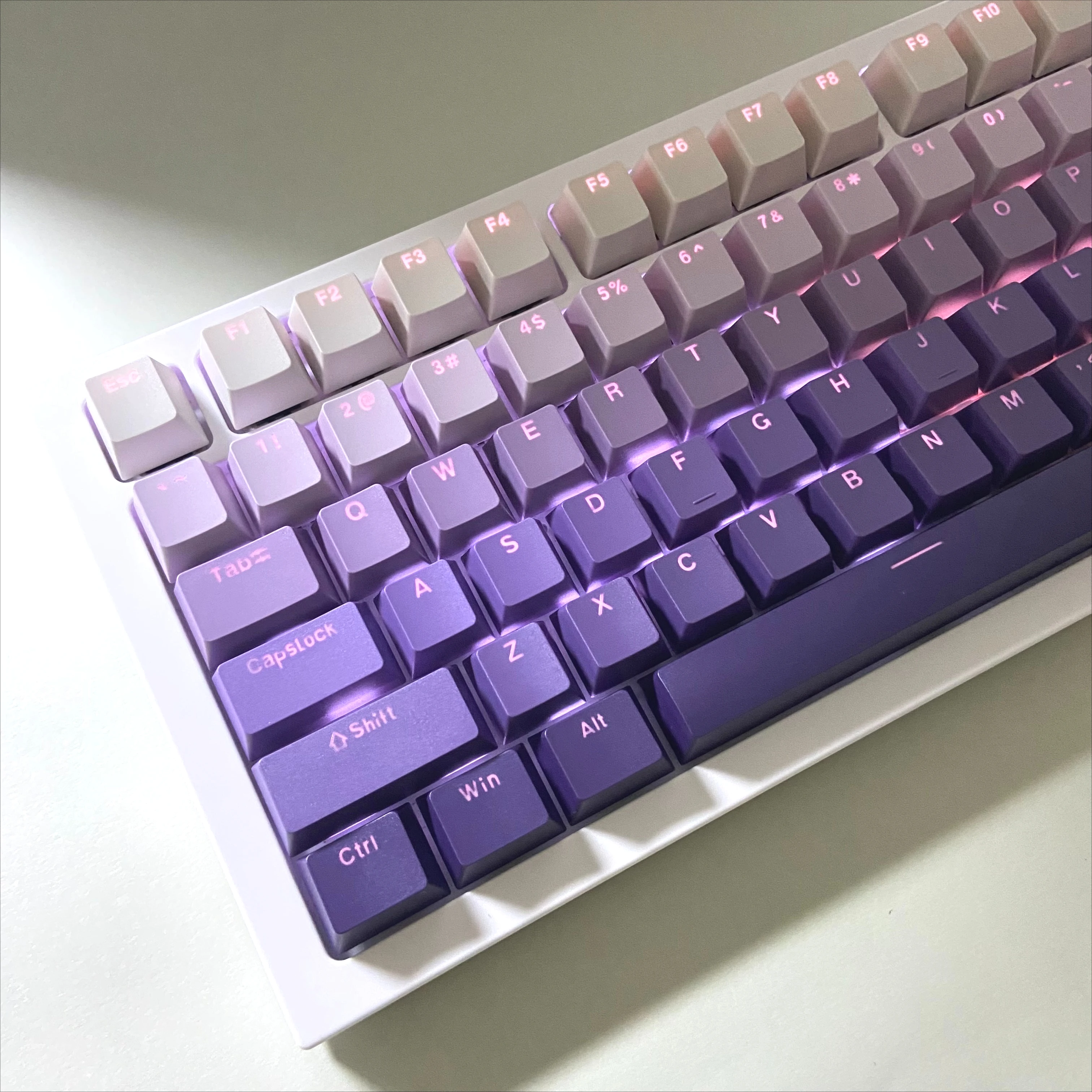 أغطية المفاتيح المتدرجة الأمامية المحفورة مجموعة شفافة OEM للوحة المفاتيح الميكانيكية لوحة مفاتيح الألعاب 61 68 75 84 87 89 96 98 100 104 108