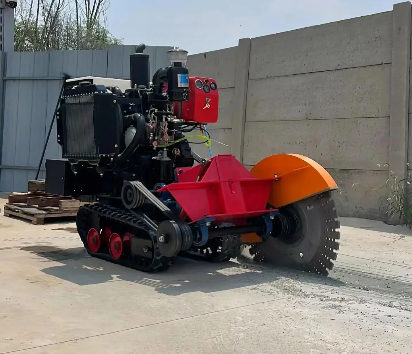 

Hot Selling Asphalt Pavement Concrete Water-cooled Diesel Tracked Road Cutter Remote Control Cutting Machine