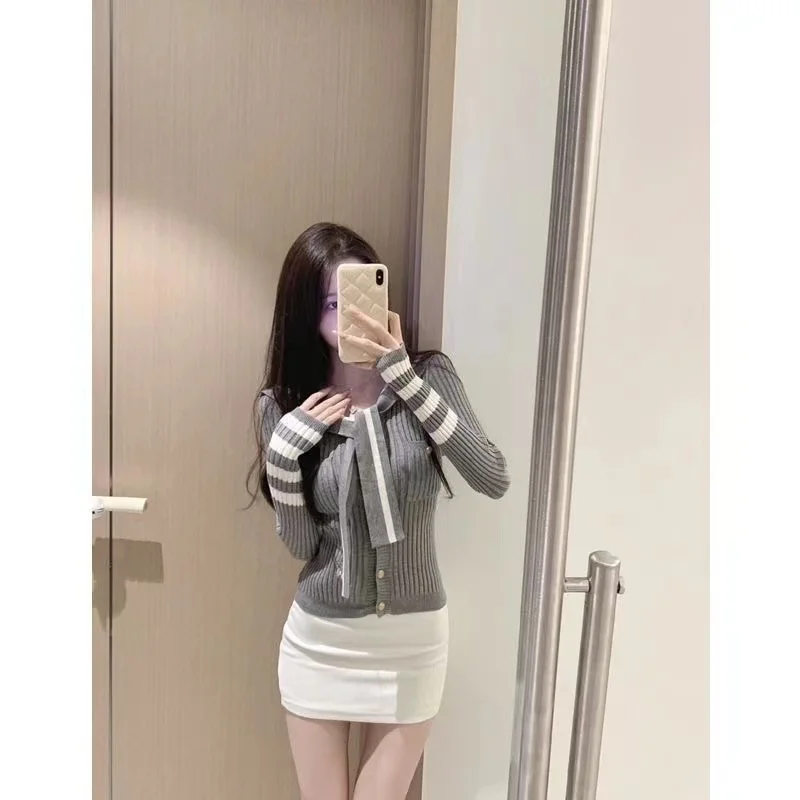 بلوزة كورية حلوة مخططة محبوكة للنساء، سترة رمادية ضيقة بأسلوب كسول، نمط الشارع، ألياف البوليستر، أكمام طويلة مع إغلاق بالسحاب