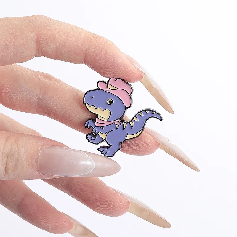 Abenteuer Tier Dinosaurier Brosche Emaille Pins Lustige süße Cowboy Dinosaurier Broschen Kragen Revers Abzeichen Schmuck Geschenk für Freunde – Detail 7