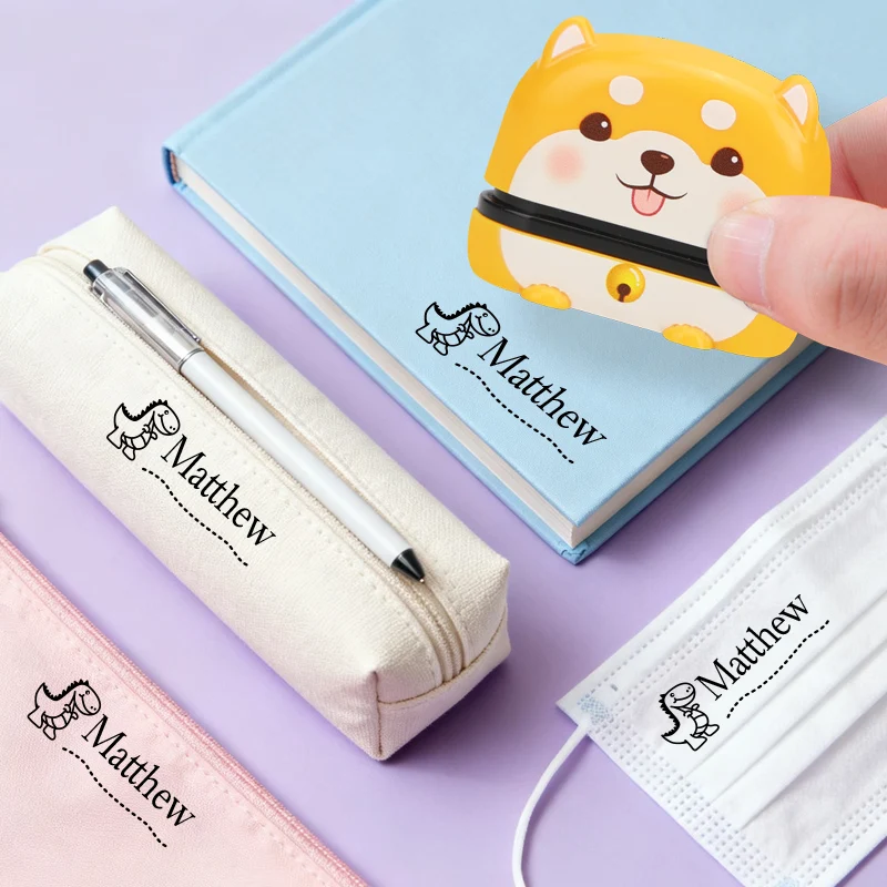 ตราประทับชื่อน่ารักแบบกำหนดเอง - ใช้ซ้ำได้สำหรับชุดเด็กอ่อนและกระเป๋าใส่อาหารกลางวัน, หมึกแห้งเร็วปลอดสารพิษ, พร้อมเป็นของขวัญสำหรับอุปกรณ์การเรียน