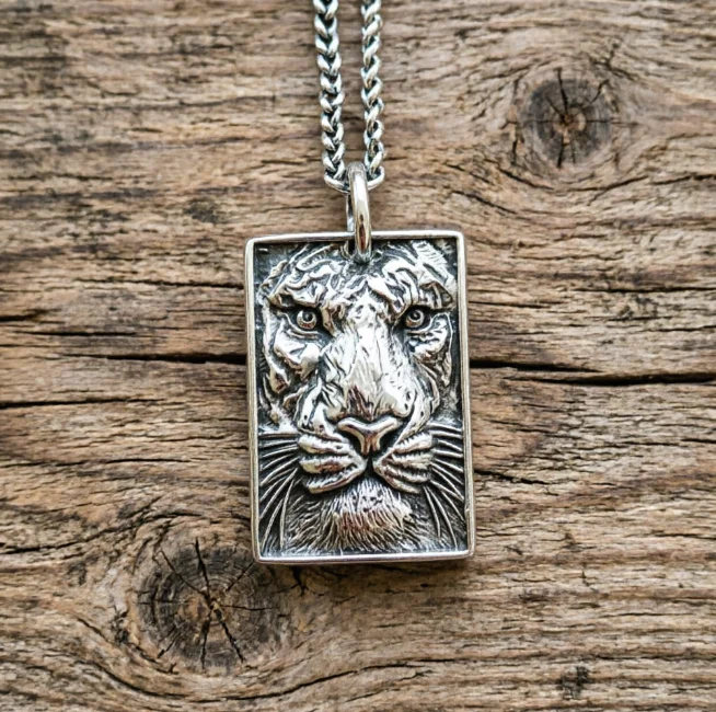 Wholesale men's handsome jewelry, pure silver carved lion pendant necklace, men's and women's retro trendy minimalist brand pend