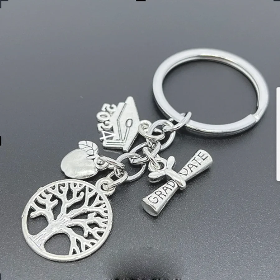 Брелок-на-выпускной-2026-Сувенир-с-дипломом-шапкой-выпускника-и-значком-класса