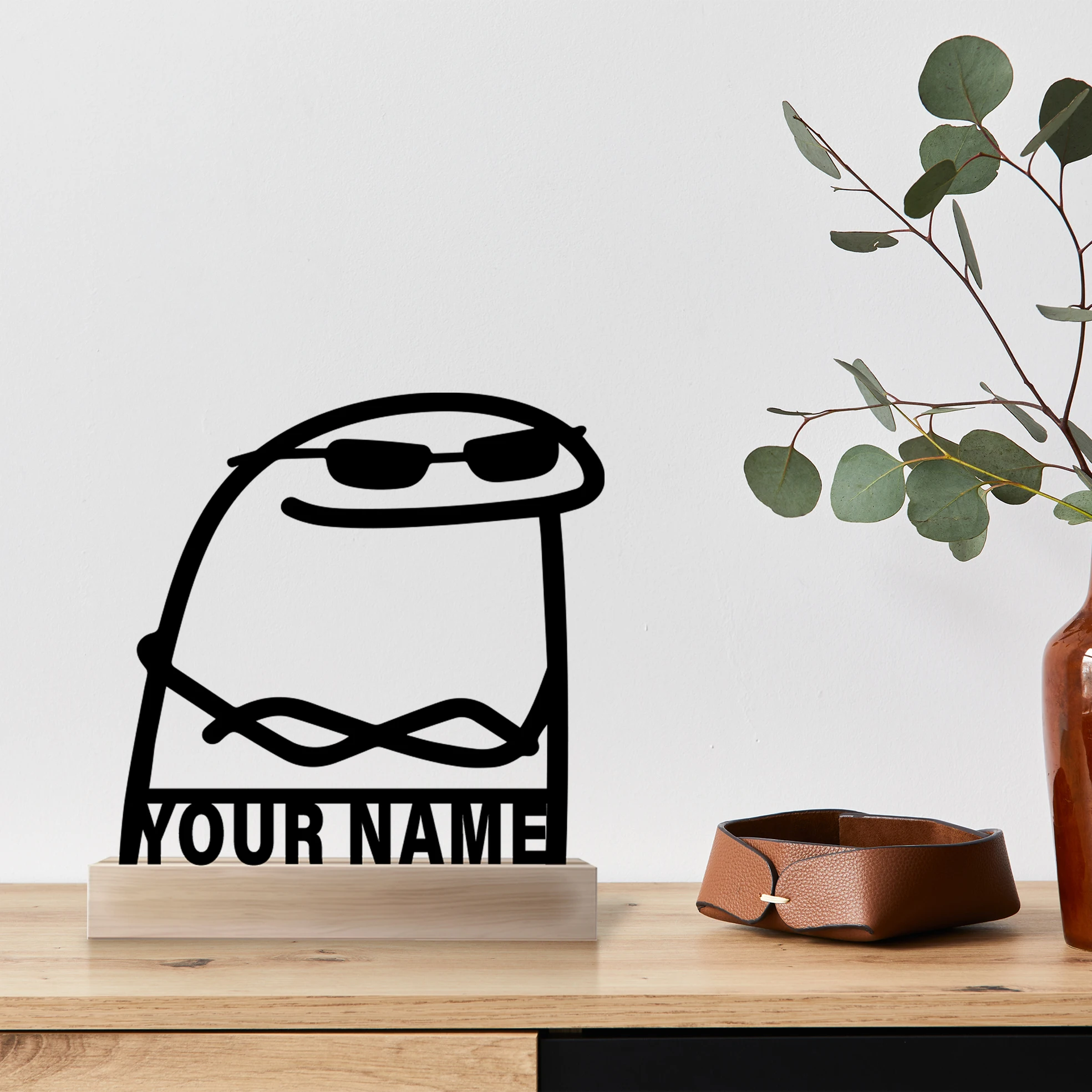 1 szt. Nowoczesna, relaksująca figurka krasnala z możliwością personalizacji imienia, metalowa statuetka, metalowa ozdoba z drewnianą podstawą, żelazna rzeźba, figurka artystyczna z drewnem.