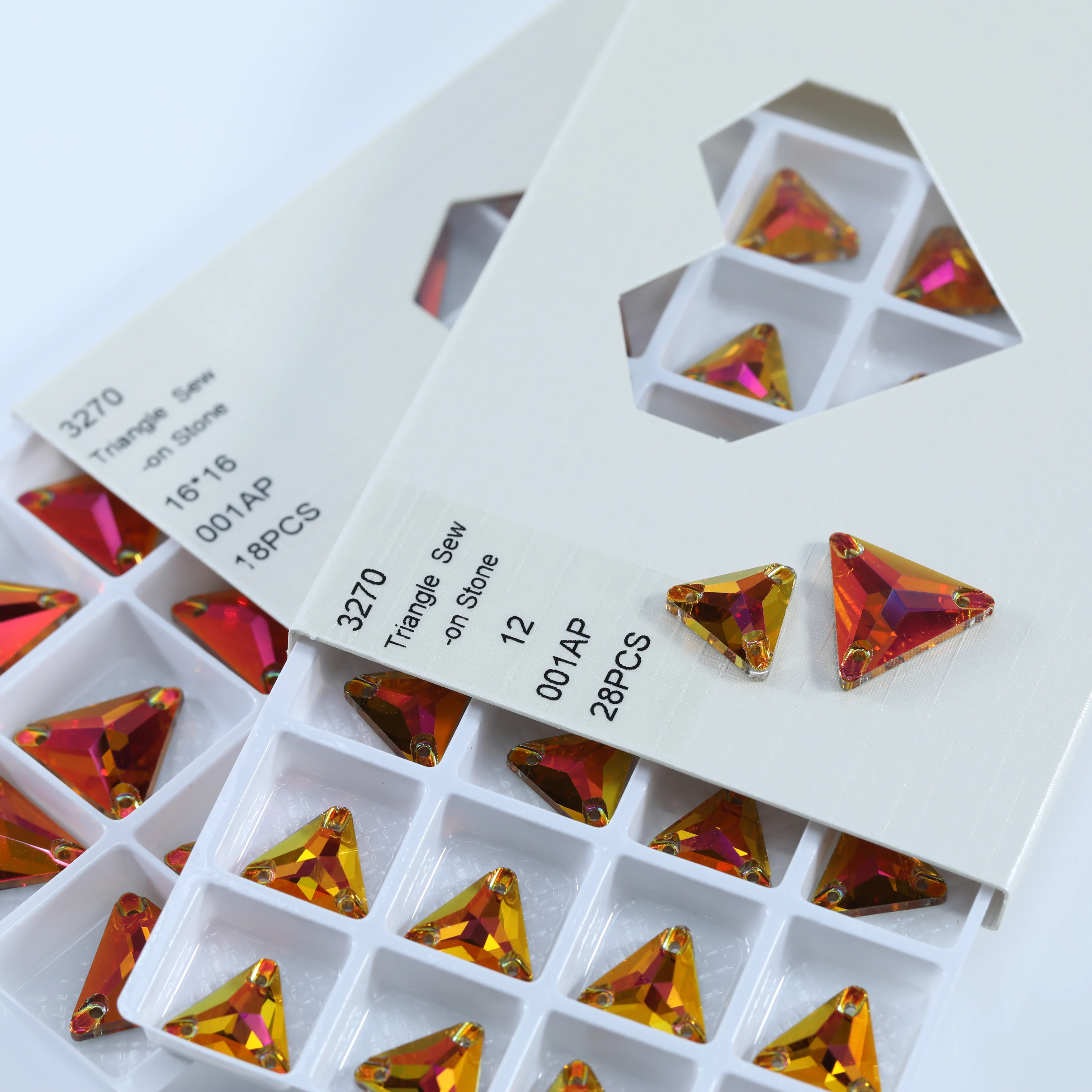 Dreieckige Aufnähkristalle AB Aurora Fancy Strasssteine Mehrfarbige Glassteine für Hochzeitskleider, Brautschuhe, Kostüme, Kleidung, DIY – Detail 2