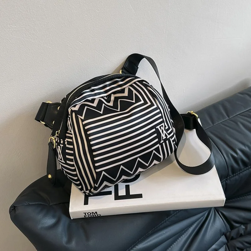 

Известная дизайнерская кожаная сумка через плечо для женщин - популярная элегантная сумка через плечо с металлическими акцентами