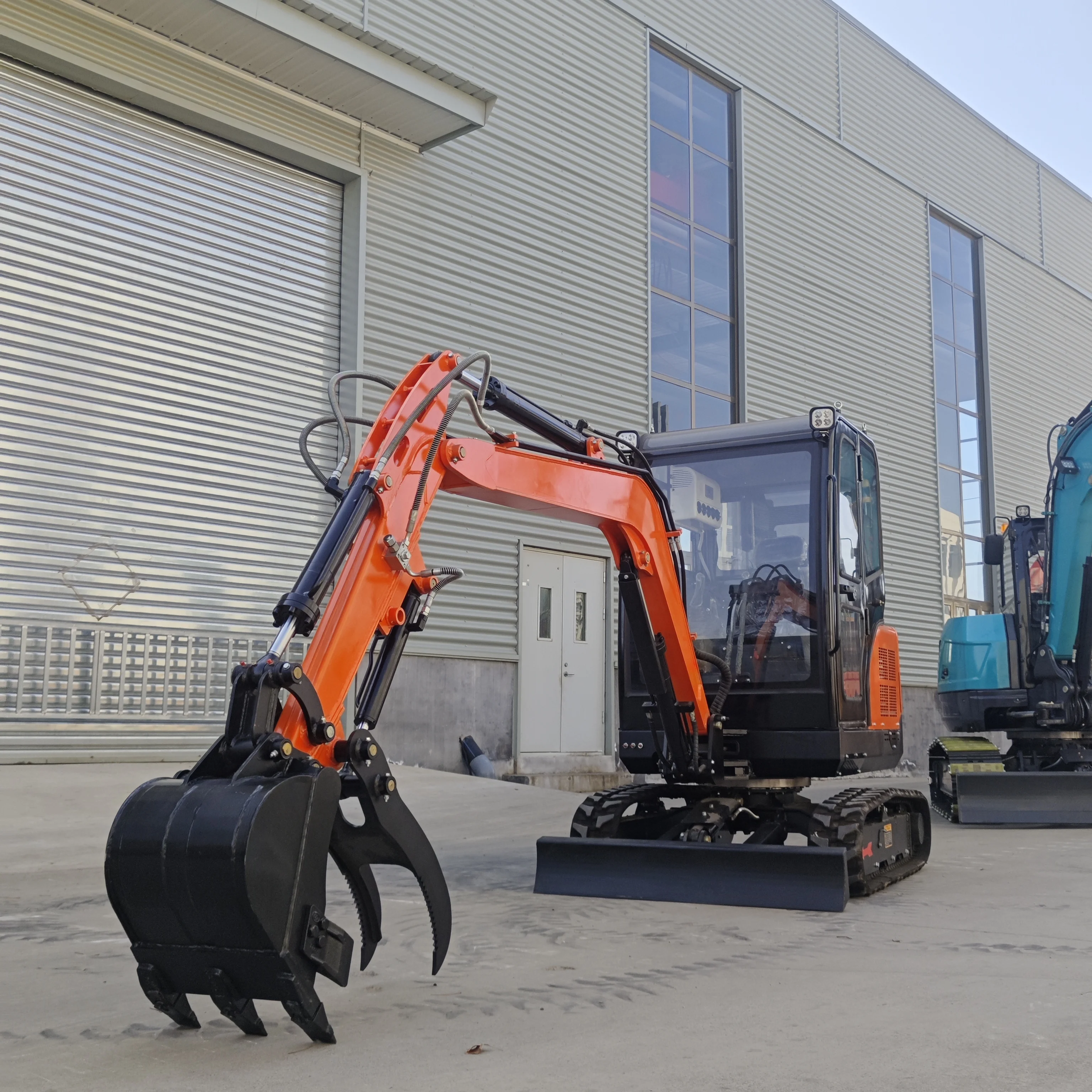 รถขุดขนาดเล็กสำหรับสวนและฟาร์ม ประหยัดน้ำมันและพลังงาน เครื่องยนต์ดีเซลแบบกำหนดเองมาตรฐานยูโร 5 ระบบไฮดรอลิกแบบตีนตะขาบ