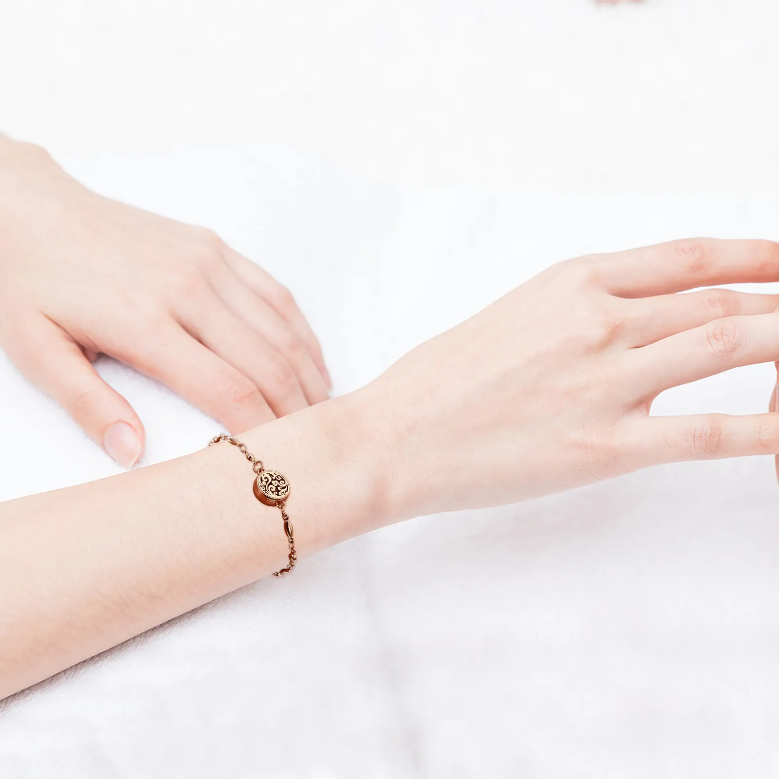 1Set Hollow-Out Essential Oil Diffuser Bracelet Aromatherapy Wrist Chain Perfume Diffuser Mini Bracelet Chic Decorative Wrist