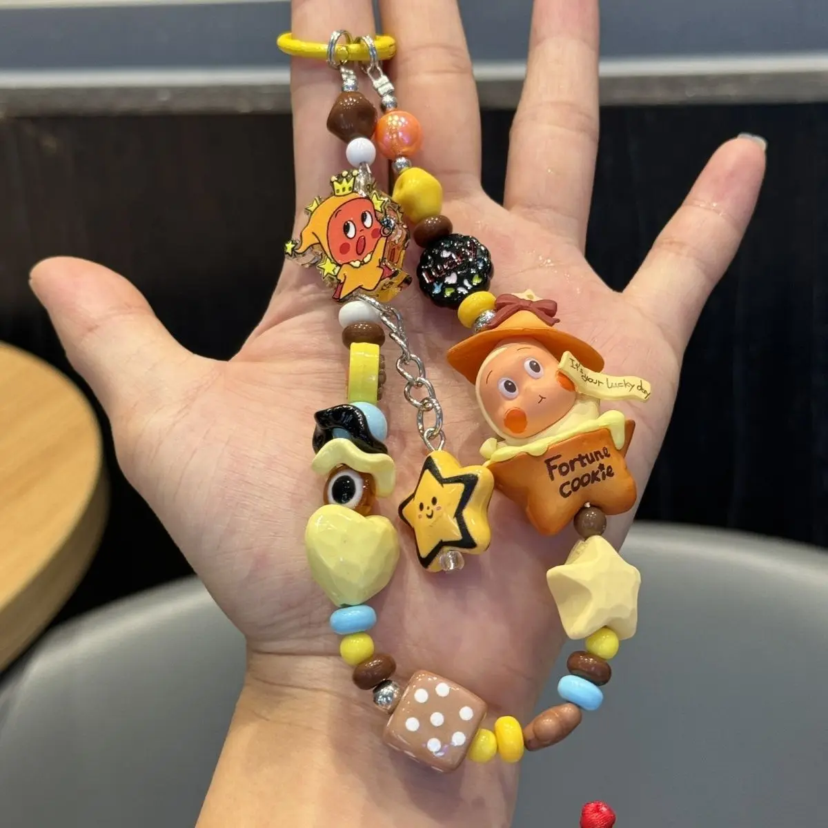 Abalorio para teléfono con cuentas de galleta de la fortuna, bonito diseño de estrella de la suerte hecho a mano, correa para teléfono Retro estética, cordón de muñeca para niñas