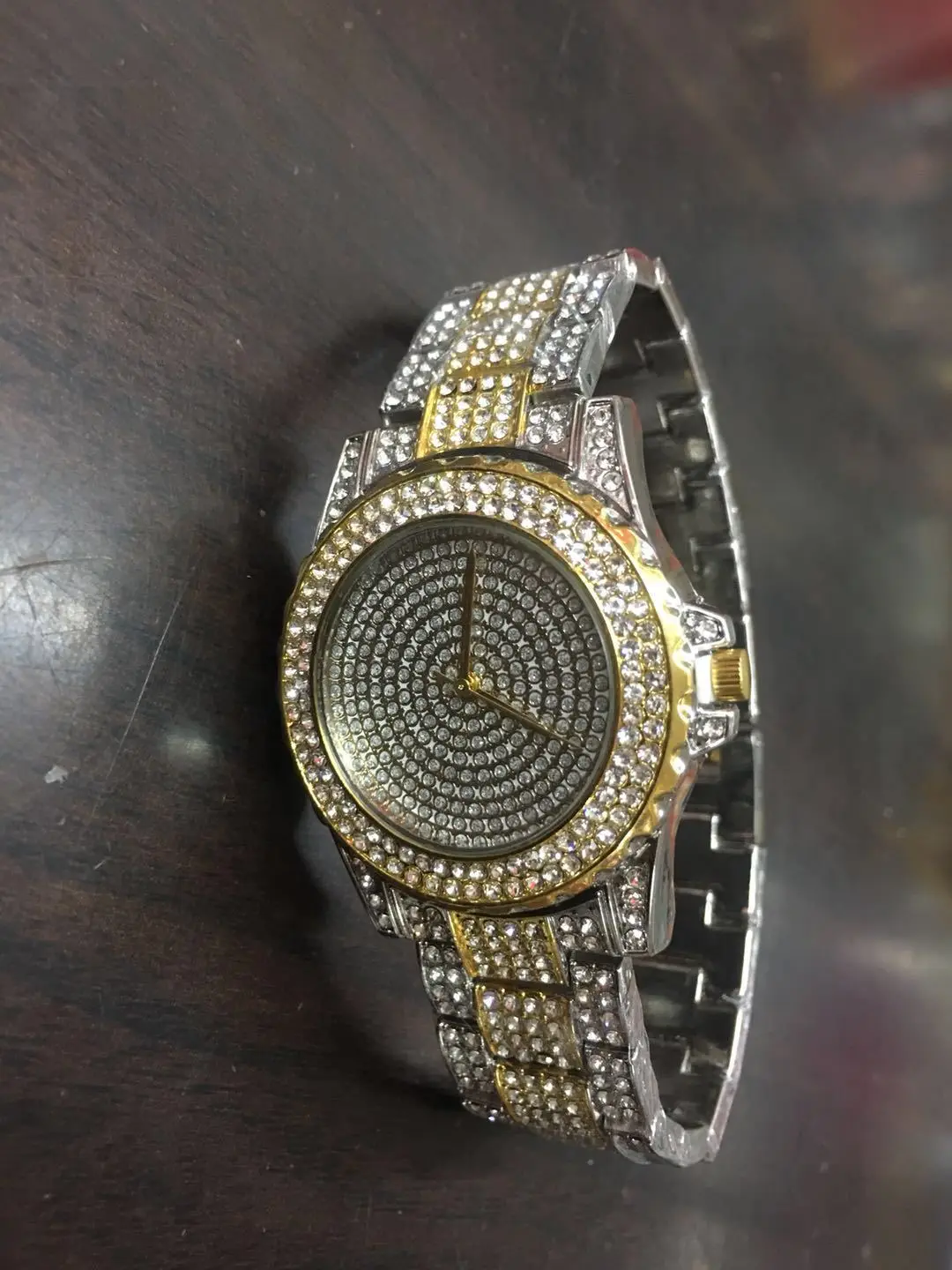 

Высококачественные часы из золотого сплава с сверкающим модным аксессуаром на всю поверхность со звездным узором для стильных индивидуальных мероприятий