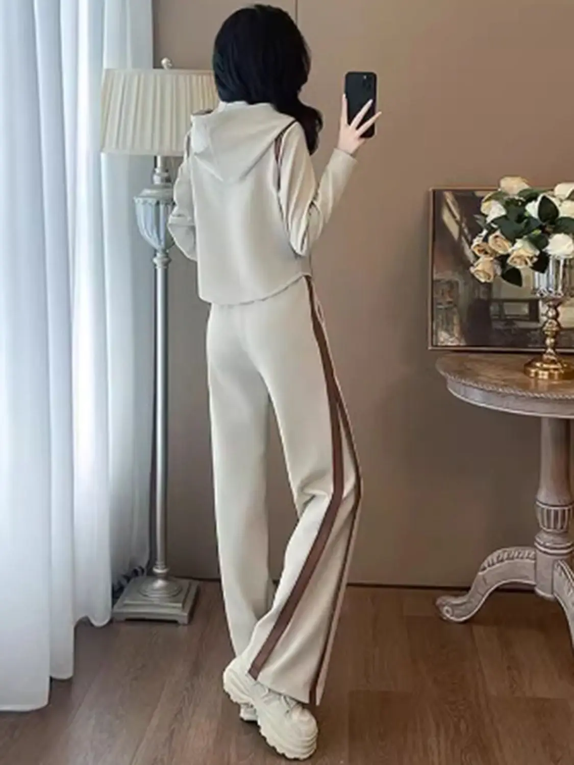 Modny zestaw sportowy damski, nowy styl wiosenno-jesienny, kardigan z kapturem w stylu patchwork z blokami kolorów i spodnie z szerokimi nogawkami, dwuczęściowy zestaw, stylowy i ekskluzywny, odmładzający, modny zestaw sportowy w stylu casual, kardigan i spodnie dresowe, ekskluzywny zestaw sportowy damski, jesienny, modny i odmładzający, stylowy i modny, wyszczuplający zestaw z szerokimi nogawkami.