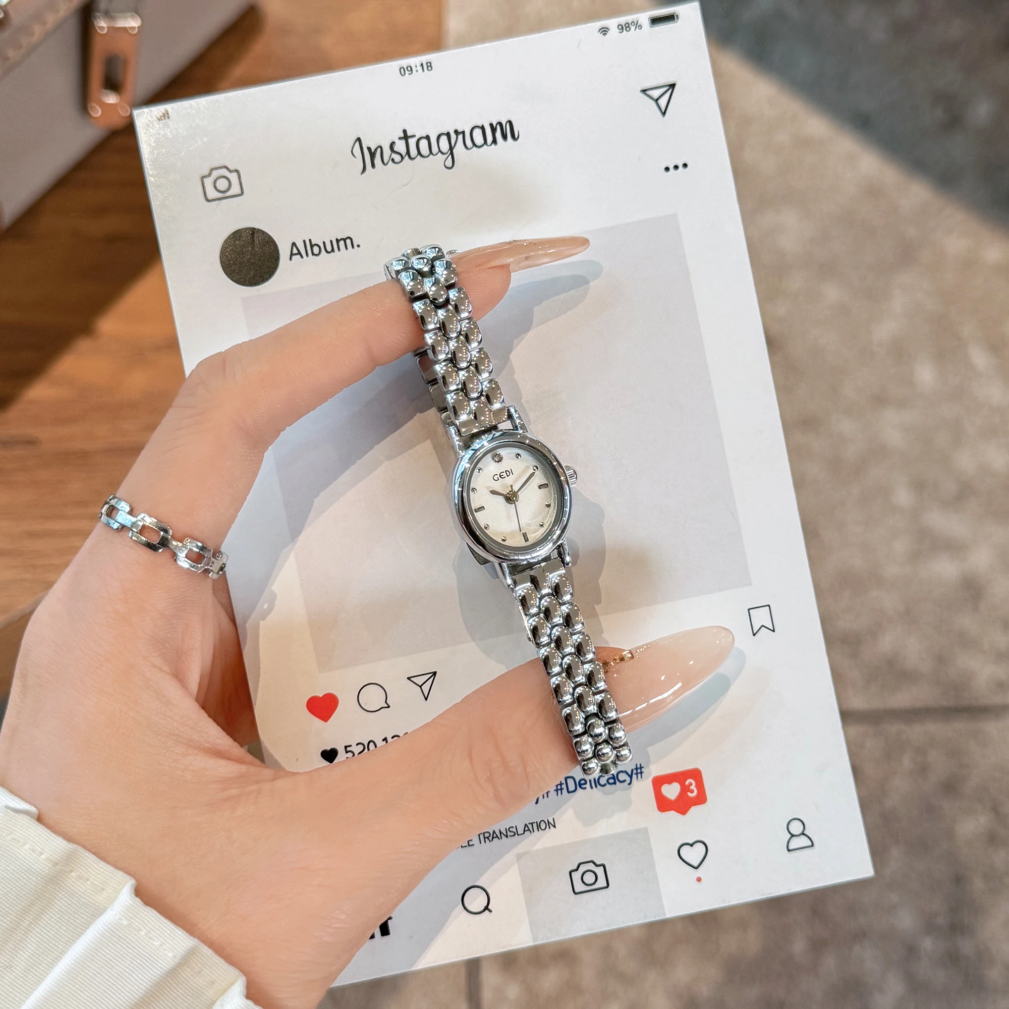 ساعة نسائية خفيفة فاخرة صغيرة رائعة للنساء ذات قيمة عالية 2025 ساعة كوارتز جديدة قرص صغير ساعة مختارة راقية