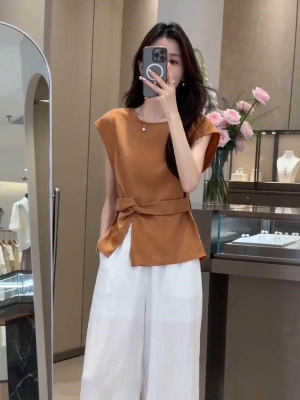 

Elegant round Neck Sleeveless Vest Shirt Women's Summer New Style Commute Slimming Versatile Small Top Fashion Korean Loose Fit