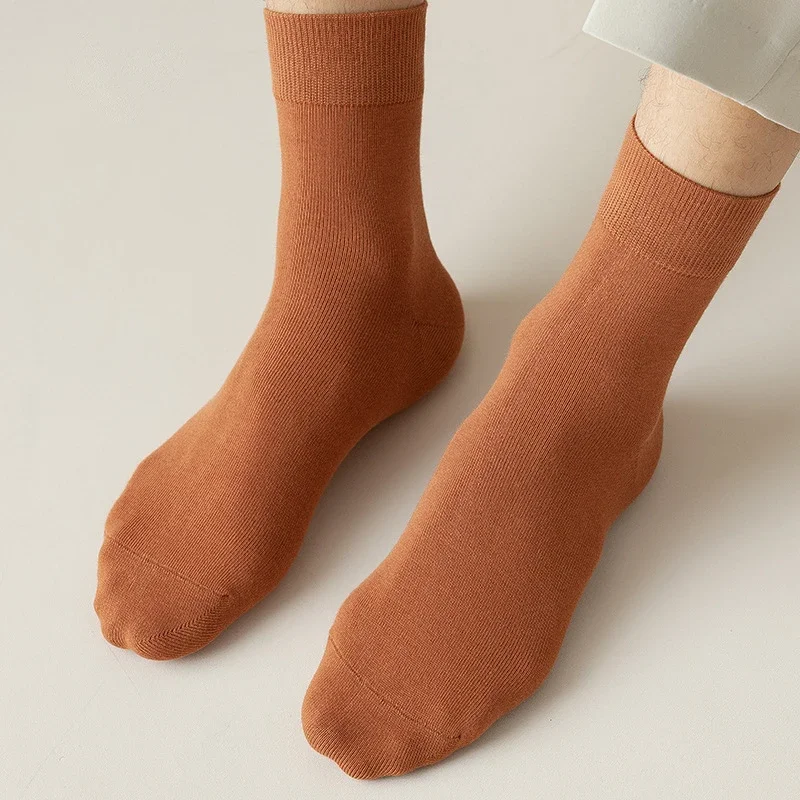 ผู้ชายธุรกิจถุงน่องสีทึบกลางถุงเท้าผ้าฝ้ายดูดซับเหงื่อBreathable Fallow All-Matchถุงเท้ายาวสําหรับชาย