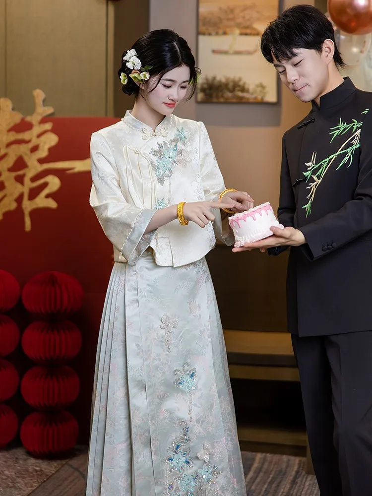 

New Chinese-style wedding dress bride's light-colored toasting