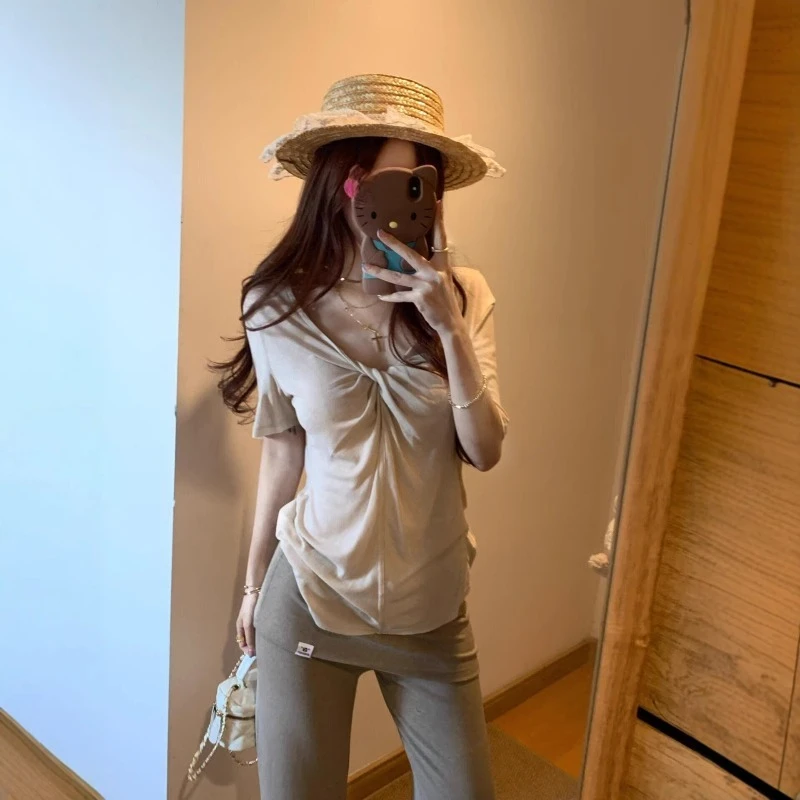 [Factory Spot] Korean Kink V-neck Short-sleeved T-shirt for Women with Beautiful Temperament Commuting, Slim and Thin Design Top