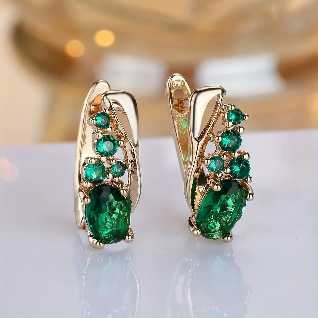 

1Pair Women's Gold Tone Simulated Emerald Teardrop Clip-On Earrings, Luxury Green Crystal Inlaid Huggie Hoop Earrings, Elegant Wedding Party Jewelry, Ideal April Birthstone Gift Accessories