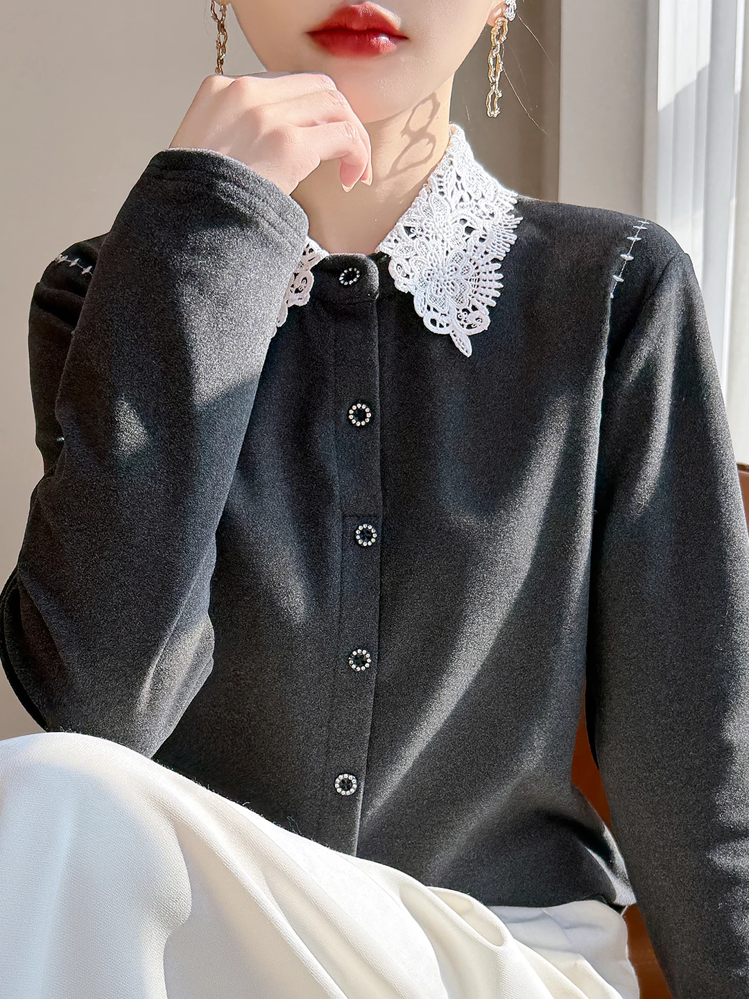 Kardigan damski z dzianiny z koronkowym wykończeniem, seria New ay 2025, słodki, młodzieżowy, odmładzający, luźny krój, miękki, idealny na co dzień.