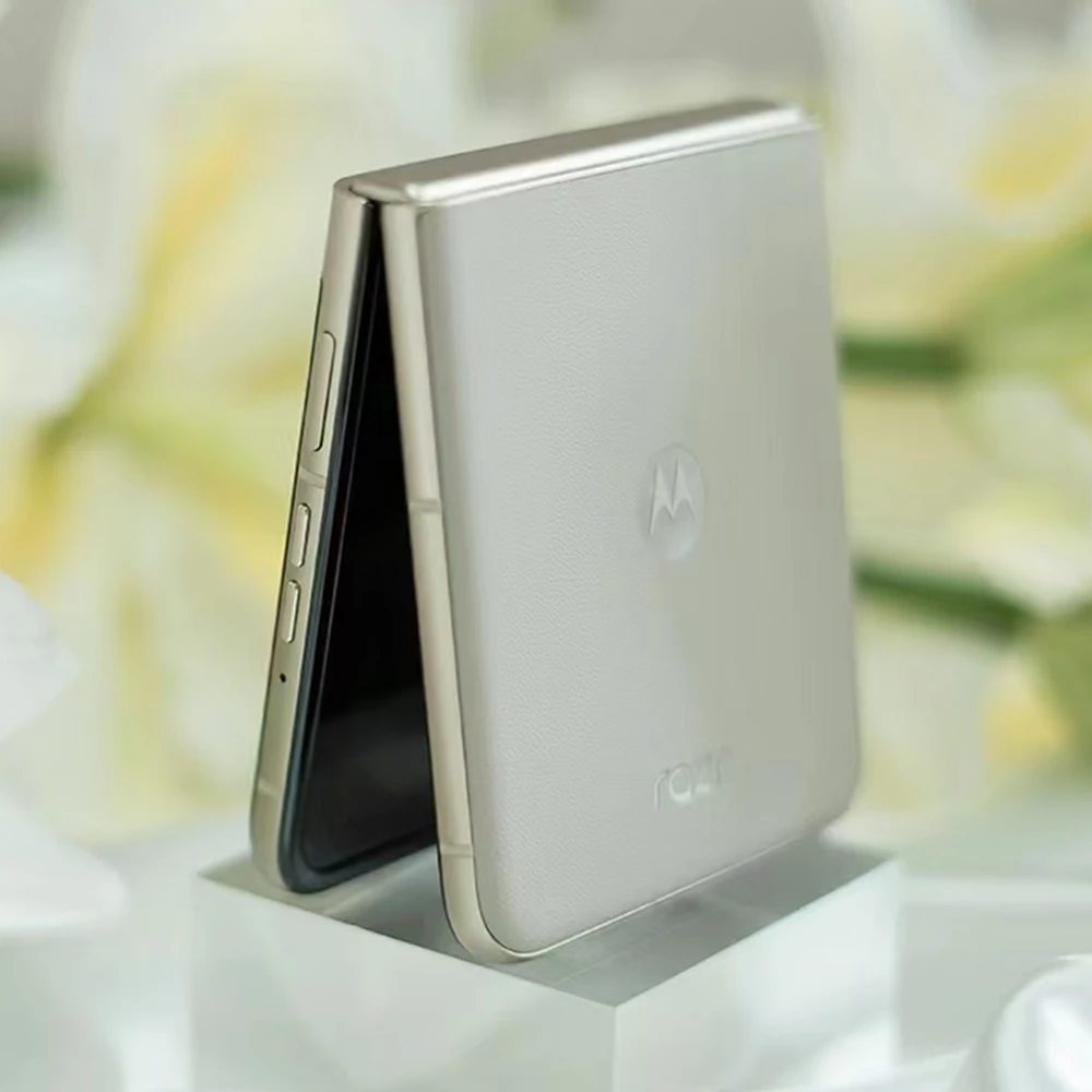 هاتف موتورولا موتو رازر 50 بشاشة مطوية رئيسية 6.9 بوصة FHD + شاشة ثانوية POLED 3.6 بوصة الأبعاد 7300X 50MP