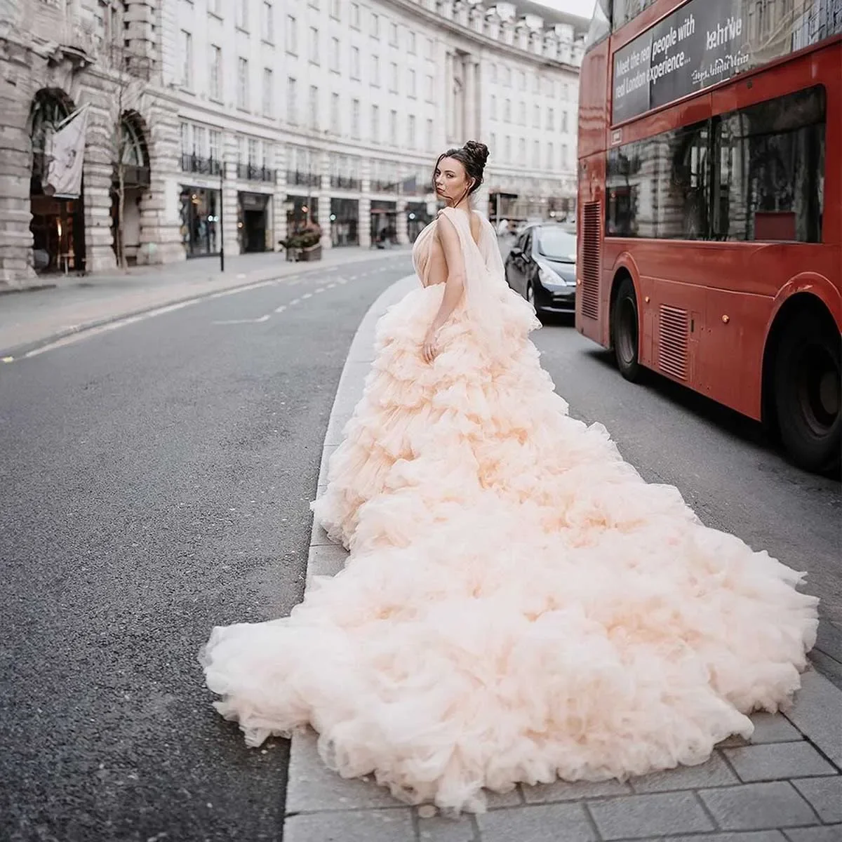 

Luxury Ruffled Bridal Dress Backless A Line Puffy Wedding Prom Gowns Customized V Neck Maxi Dresses Tierred Long Train