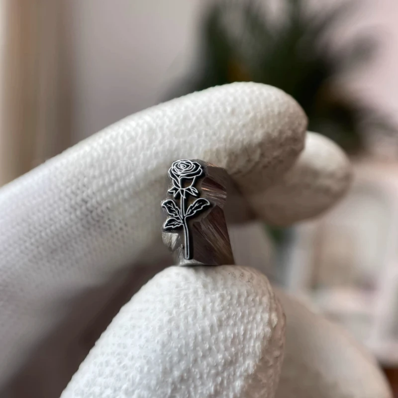 

Профессиональный набор инструментов для тиснения по цветочным мотивам для изготовления ювелирных изделий своими руками, гравировальный набор для подвесок и браслетов с милыми узорами