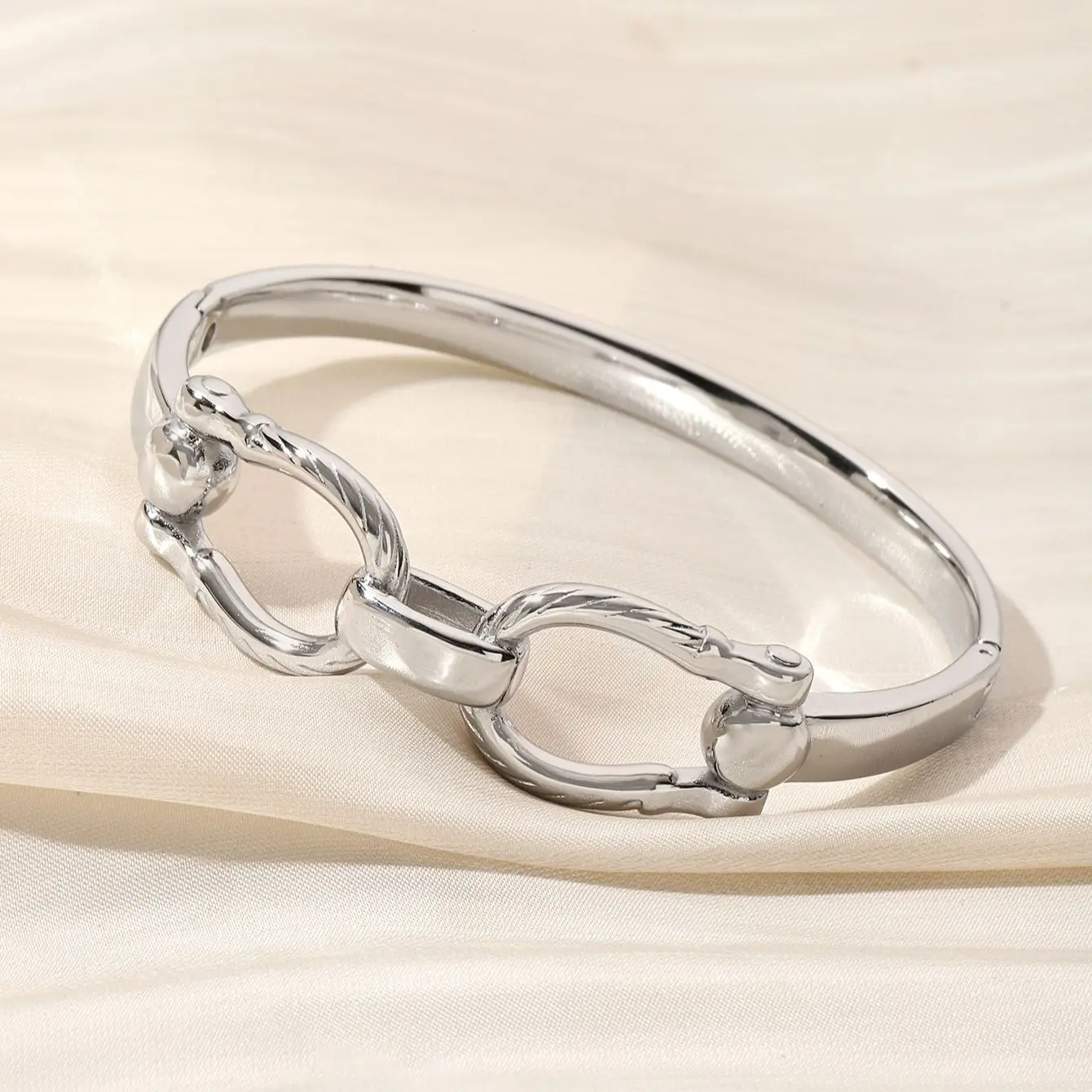 سوار مجوف أنيق من الفولاذ المقاوم للصدأ مطلي بالذهب عيار 18 قيراط، أساور مفتوحة قابلة للتعديل مثالية للارتداء اليومي والحفلات وتقديم الهدايا #3