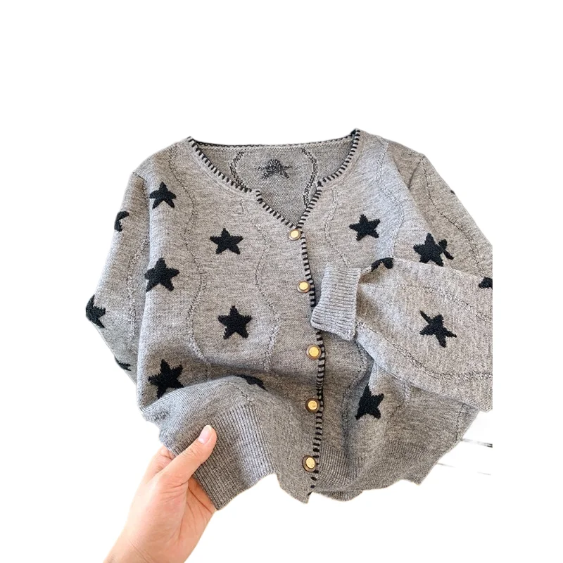 เสื้อสเวตเตอร์ผู้หญิงลายดาวห้าแฉกแบบฝรั่งเศส ผ้าถัก คอวี แขนยาว ทรงหลวม สวมใส่สบาย เหมาะสำหรับฤดูใบไม้ผลิและฤดูใบไม้ร่วง ดีไซน์หรูหรา ติดกระดุมแถวเดียว