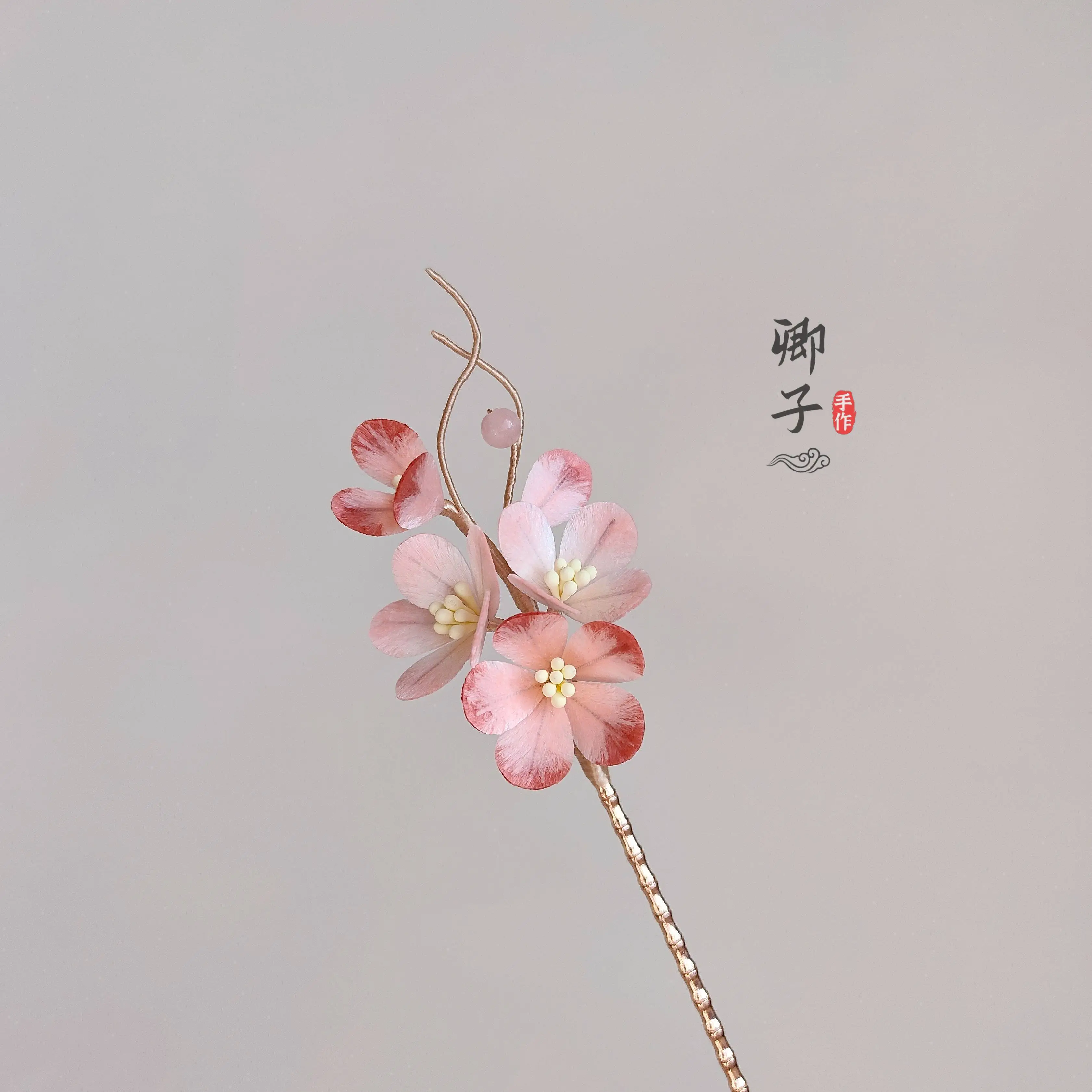 オリジナル手作り、無形文化遺産に指定されたベルベットの花飾りヘアスティック。新しい中国風の普段使いできる漢服用ヘアアクセサリー。