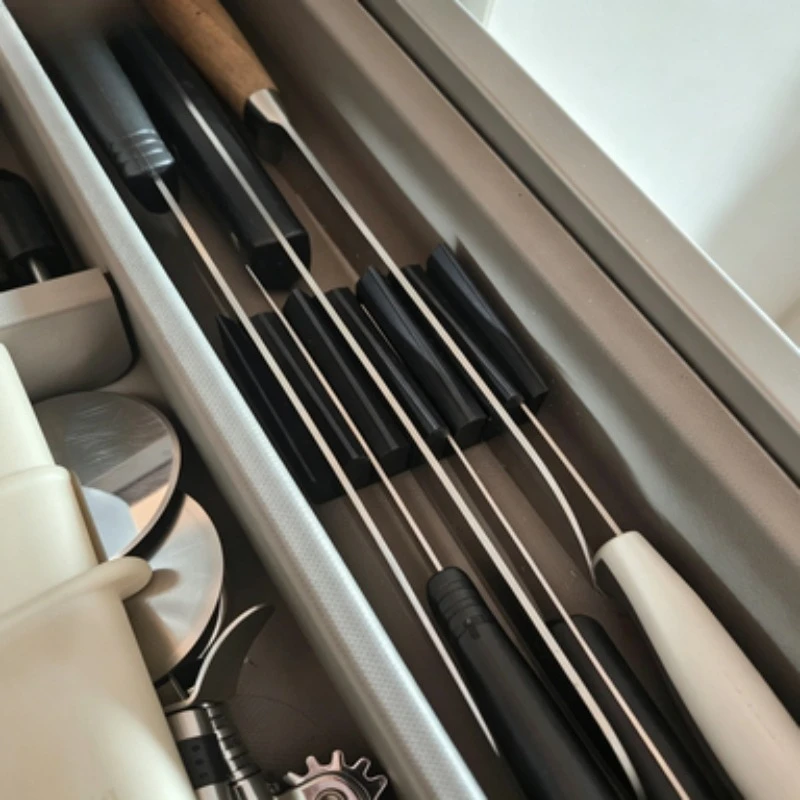 1-Piece 6-Slot Drawer Knife Storage Rack. Knives Easily Fit into the Slots, Suitable for Different Drawer Sizes, Neatly Arranges Knives in the Drawer, Protects the Blades, Keeps the Kitchen Tidy, and Makes It Safer and