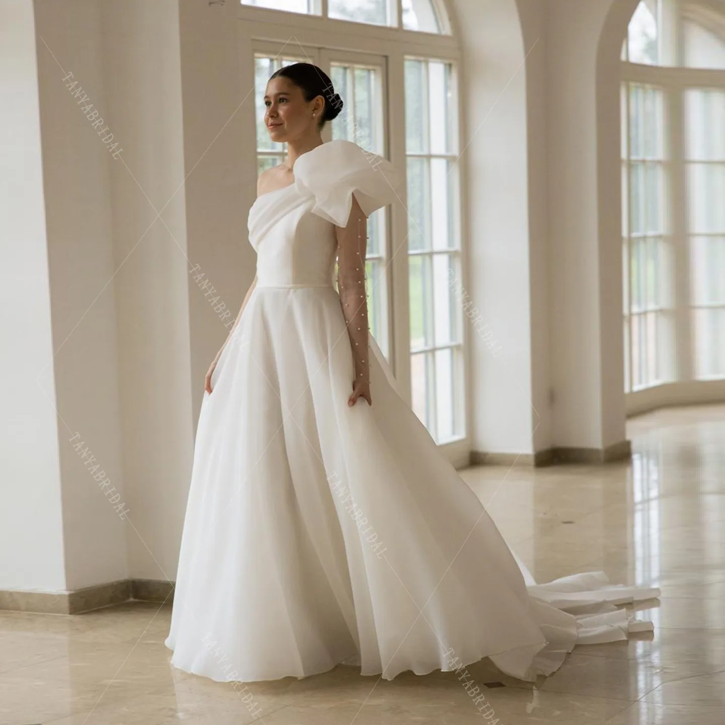 Abito da sposa classico in organza senza maniche con una spalla Una linea Sweep Train Abito da sposa per servizio fotografico Abito da sposa elegante TSWD828