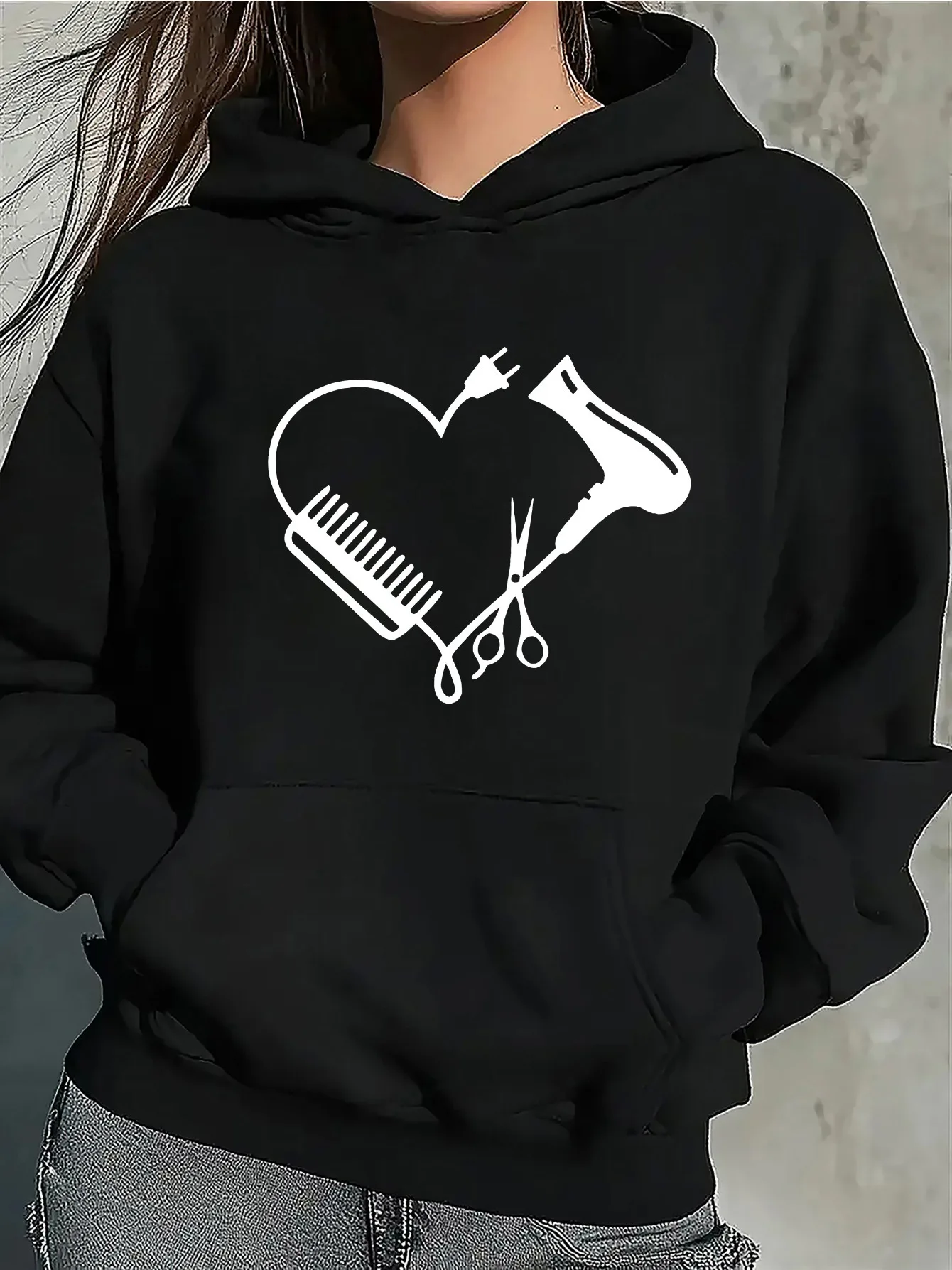 

Модная черная толстовка с капюшоном для парикмахера в форме сердца и узоры инструментов для укладки волос - дизайн волос с принтом на все тело