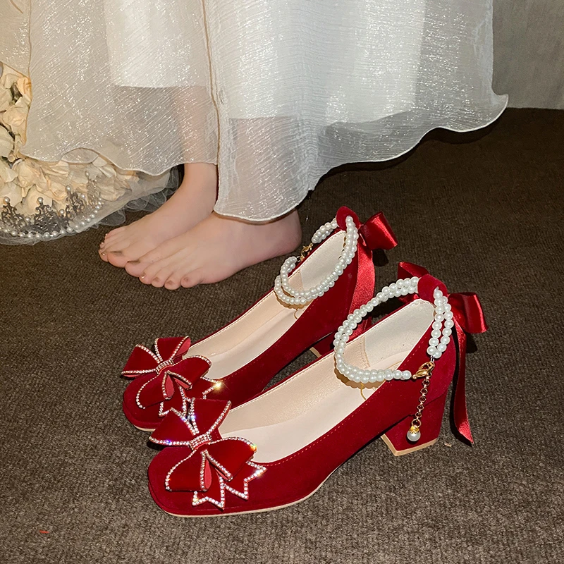 

Свадебные туфли-лодочки с красными кристаллами, женские свадебные туфли с квадратным носком и стразами и галстуком-бабочкой, 2024, роскошные женские туфли-лодочки с ремешком на щиколотке с жемчугом