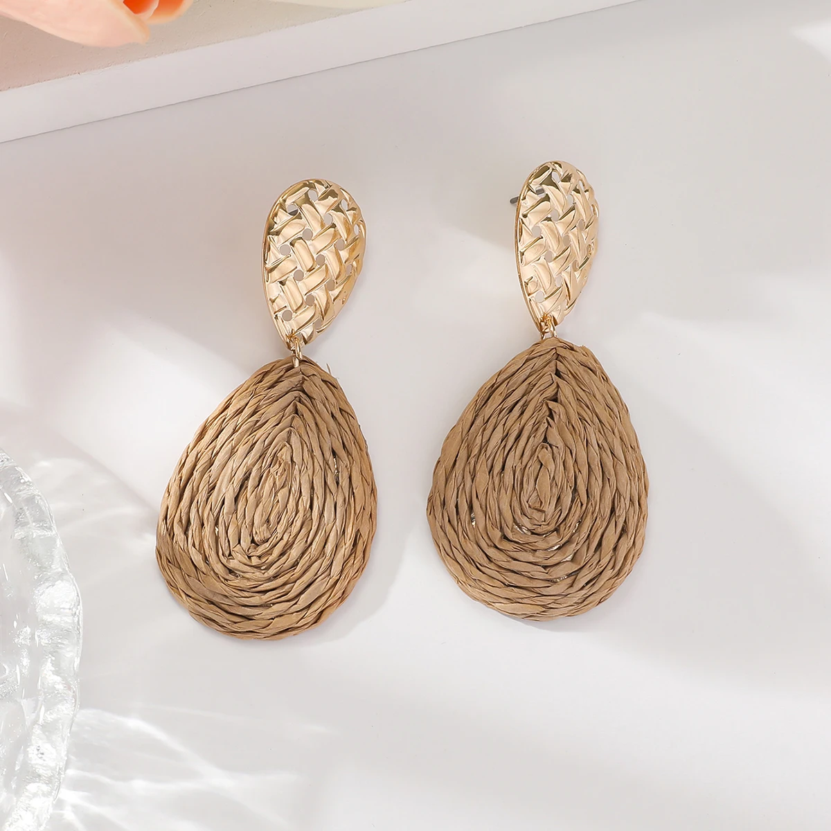 أقراط متدلية من الرافية المنسوجة يدويًا مستوحاة من البوهيمي، إكسسوارات أنيقة وفريدة من نوعها على شكل دمعة مثالية للنساء للاستخدام اليومي