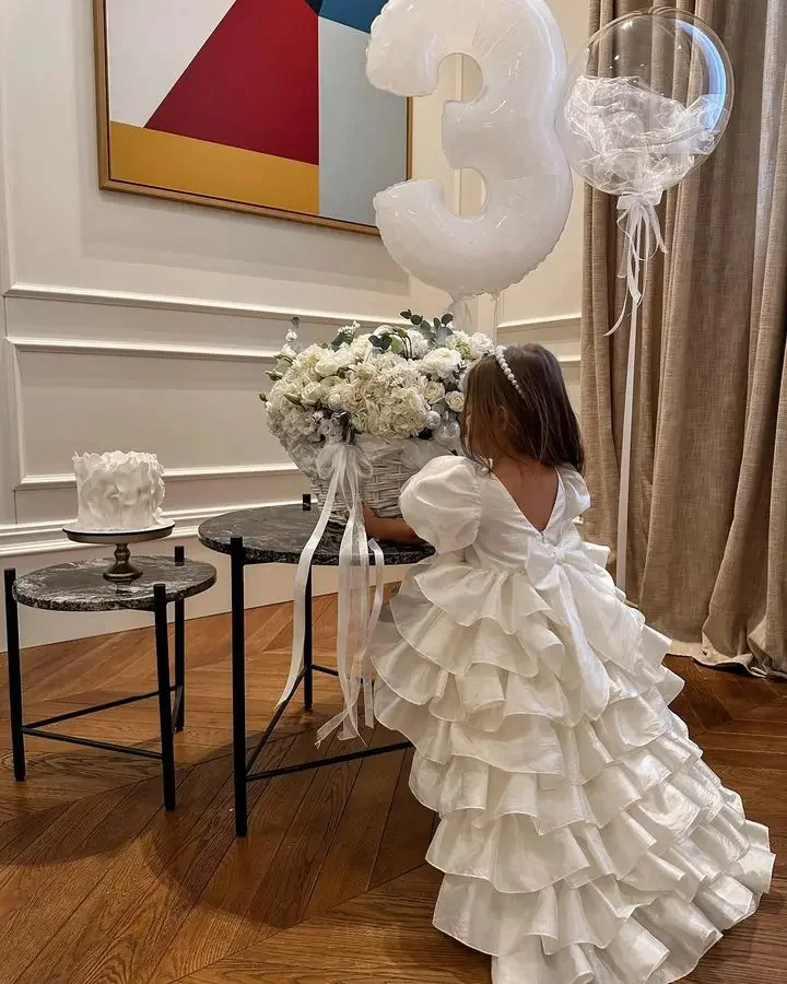 Vestido blanco de flores hinchadas para niña, traje de satén en capas con lazo, manga corta, fiesta de cumpleaños, primera comunión