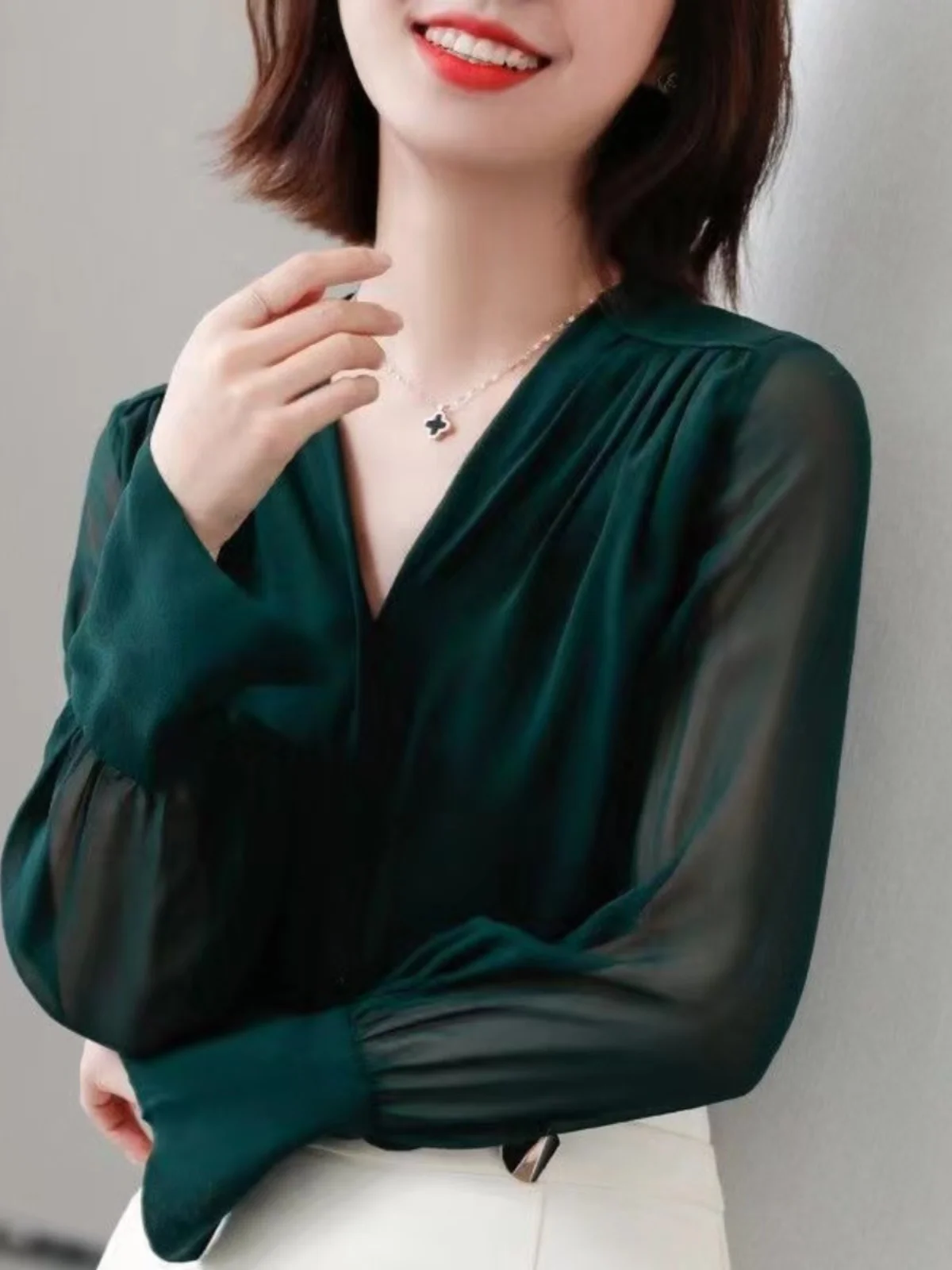 

Новая женская шифоновая блузка с V-образным вырезом и длинным рукавом, весенняя, свободного кроя, стройнящая, однотонная, на пуговицах, повседневная, модная