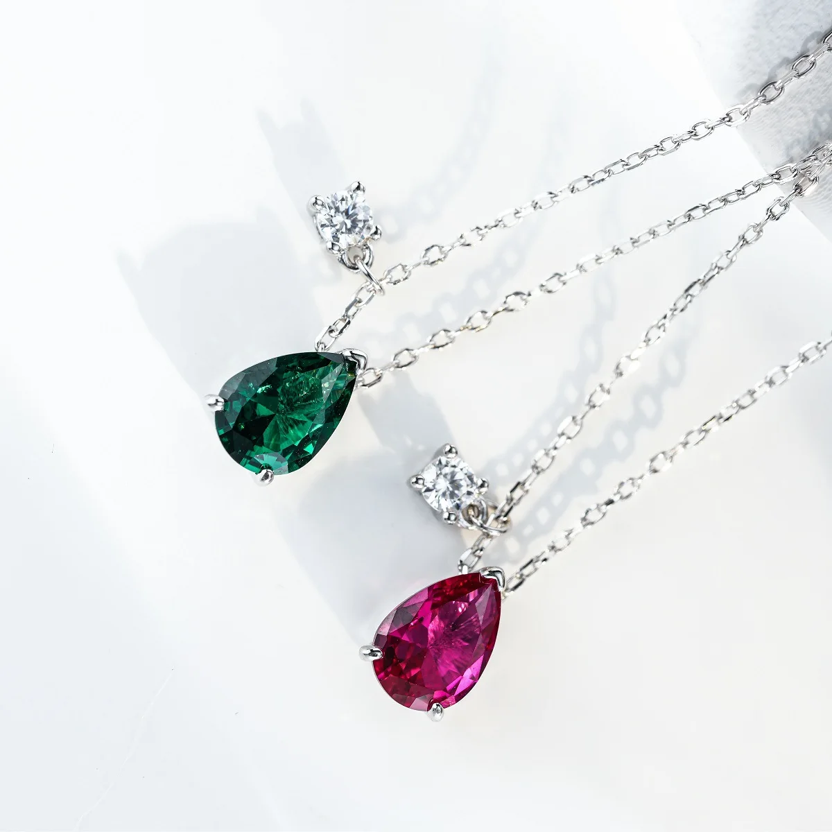 

S925 Silver Water Drop Pendant Necklace Simple Versatile Clavicle Chain Red Corundum Emerald Pendant Classic