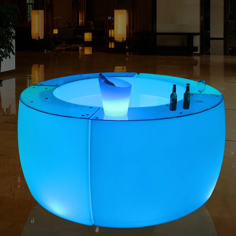 The luminous round bar can be moved. The hotel bar is a watertight mixer before the reception party