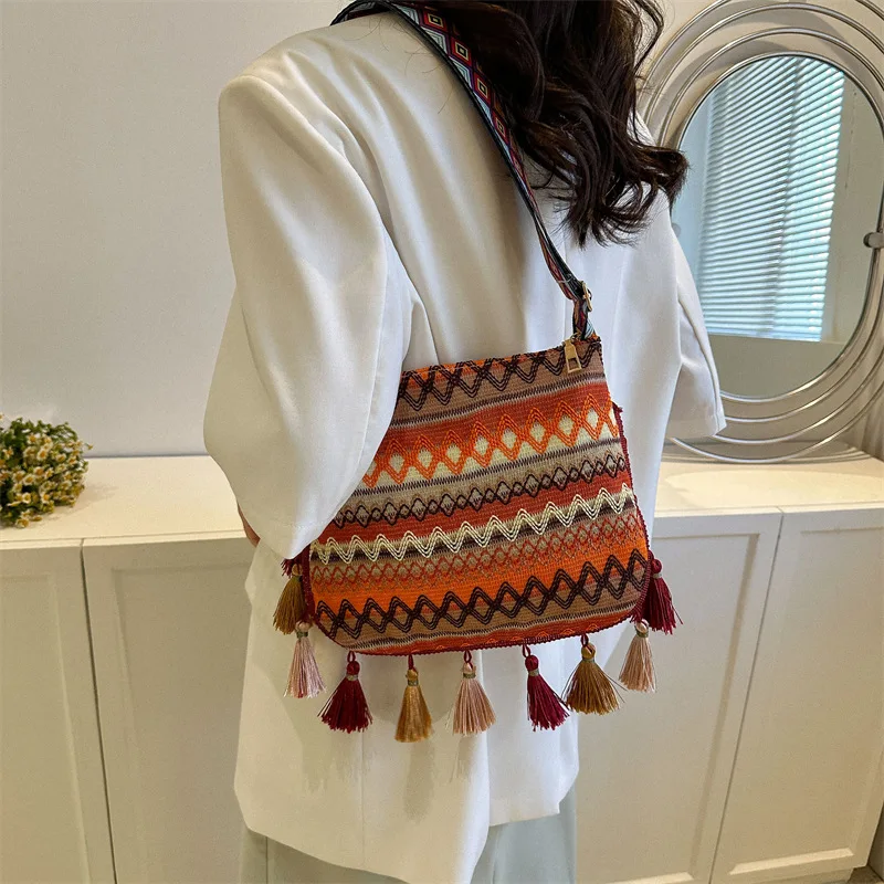 Large Capacity Ethnic Shoulder Bag Women Handbag Vintage Boho Handmade Woven Tassel Bucket Tote Bag Travel Beach Bag