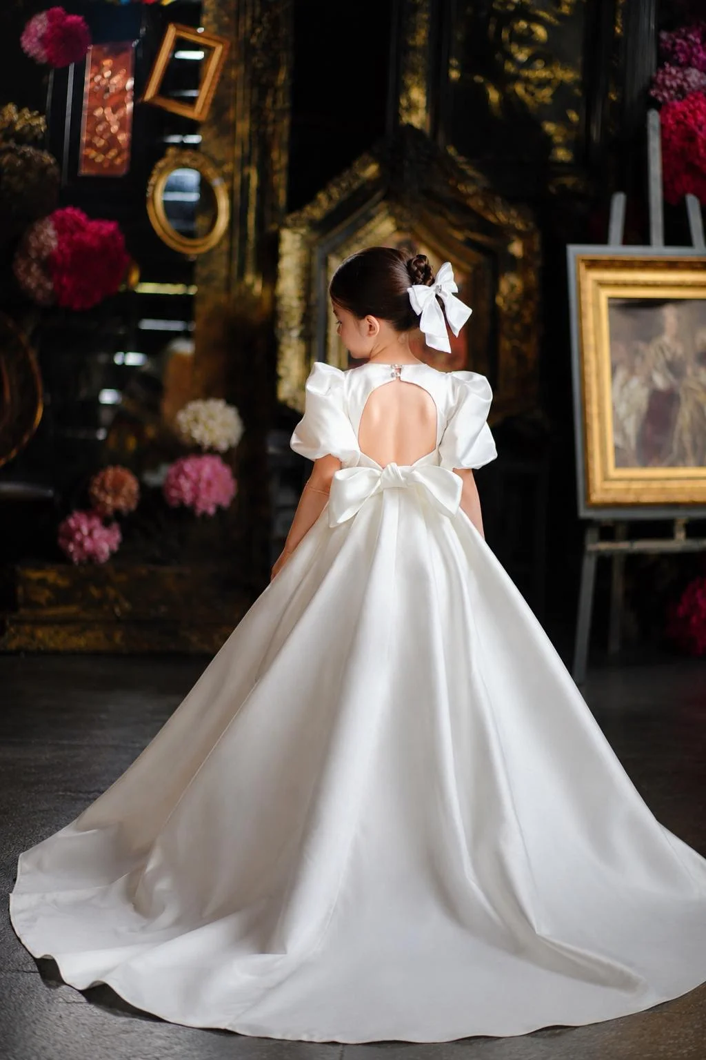 

Custom Simple White Satin Flower Girl Dress Puff Sleeves Heart-shaped Backless Bow Tail Princess Dress Girls Wedding Party Dress