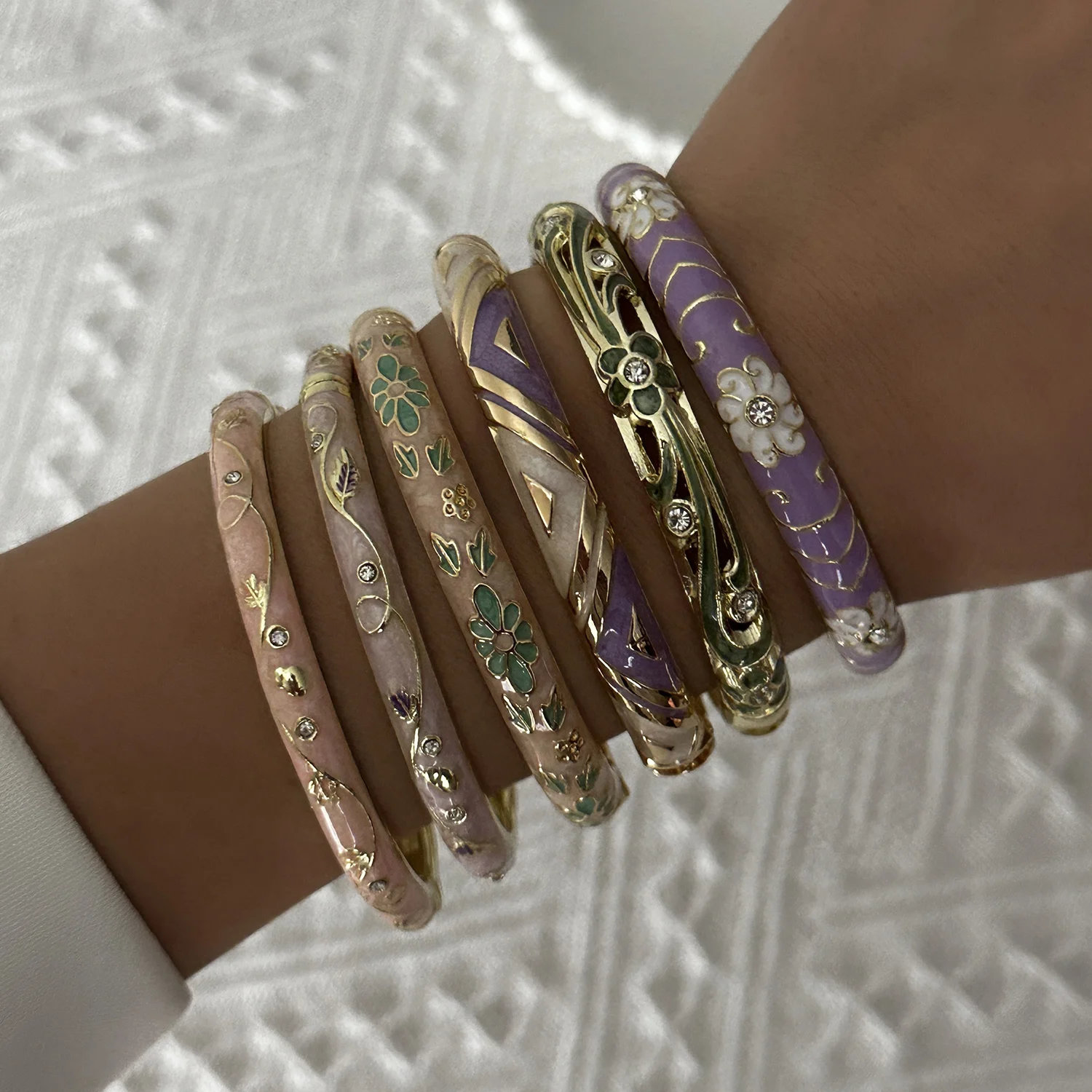 Vintage Pastellfarbener Blumen-Emaille-Armreif für Damen Elegantes Vergoldetes Cloisonné-Inspiriertes Stapelarmband Trendsetter-Schmuck – Detail 3